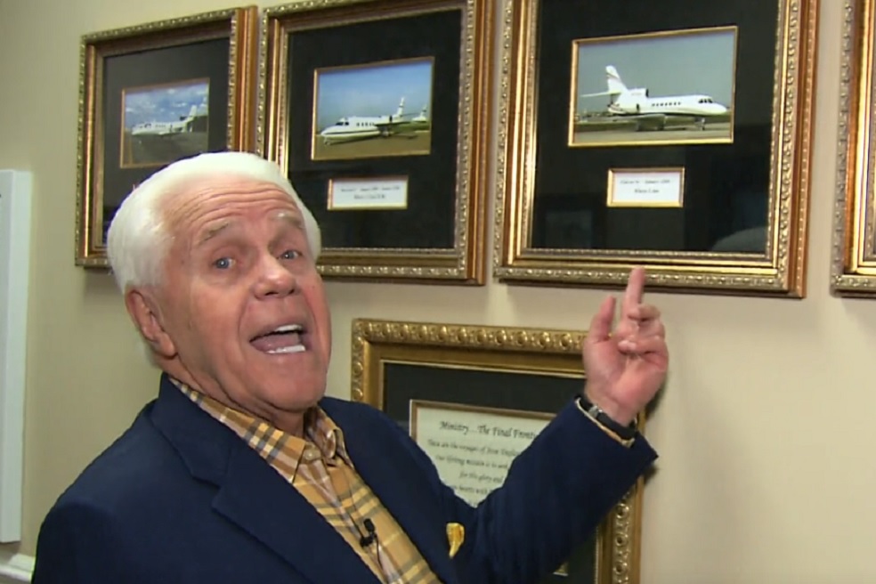 El pastor que sueña con su cuarto avión privado para enviar su mensaje al mundo