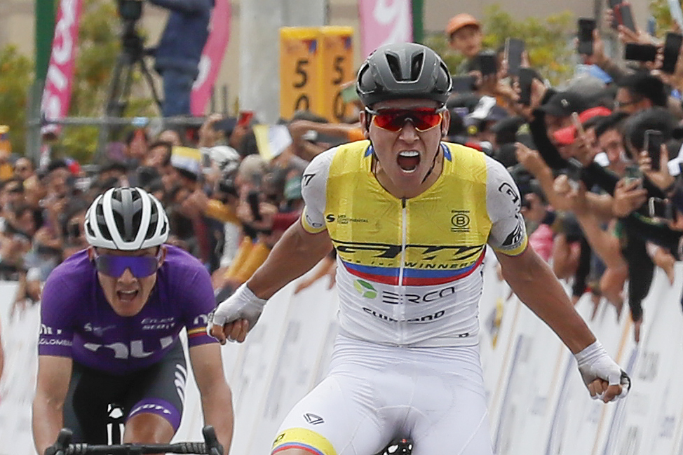 AMDEP6645. TUNJA (COLOMBIA), 08/02/2024.- El corredor colombiano Alejandro Osorio de GW Erco Shimana celebra al ganar la tercera etapa de la carrera ciclística Tour Colombia 2024 hoy, en Tunja (Colombia). EFE/ Carlos Ortega