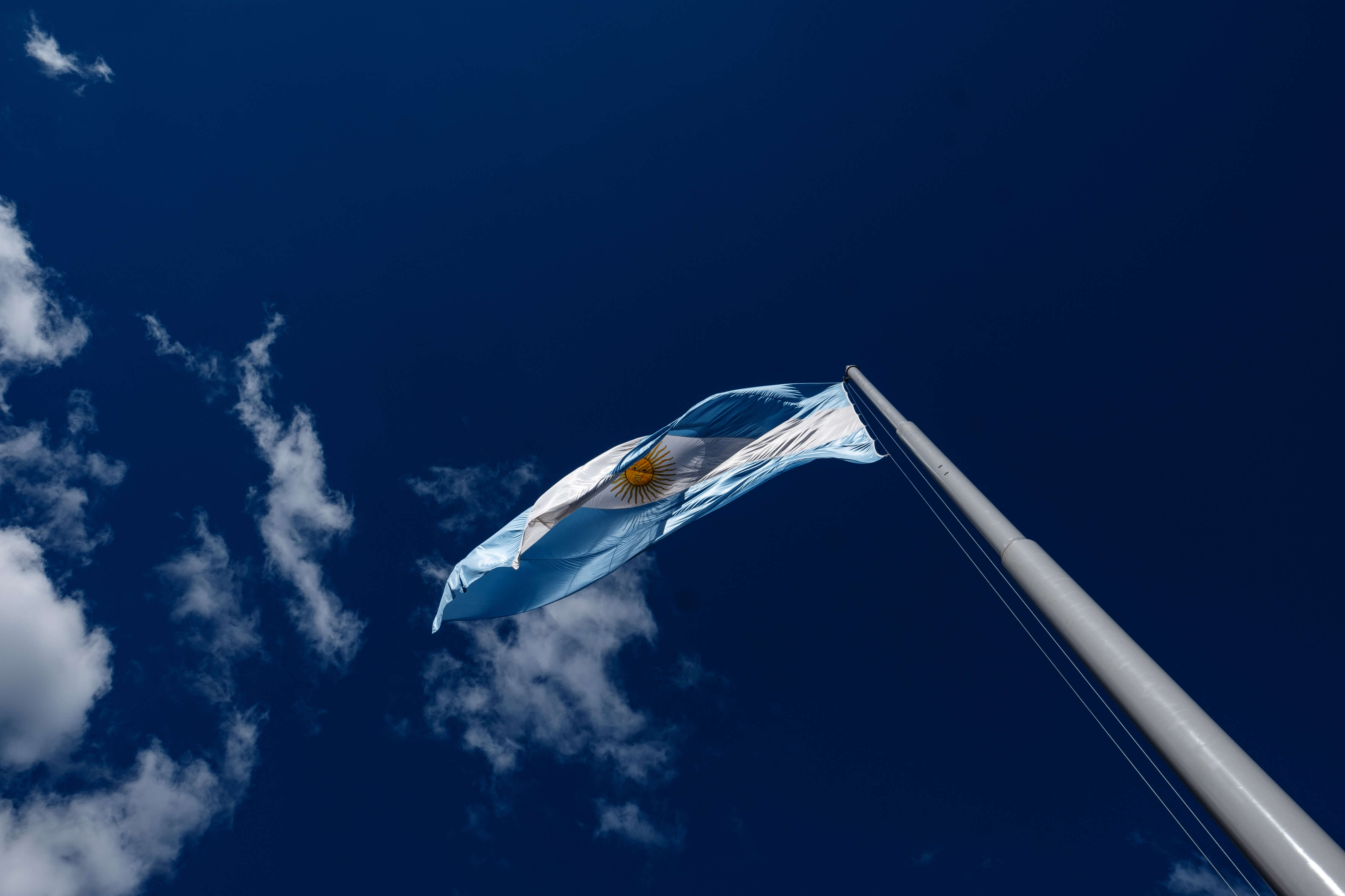 Caída del peso convierte a Argentina en una ganga, por ahora