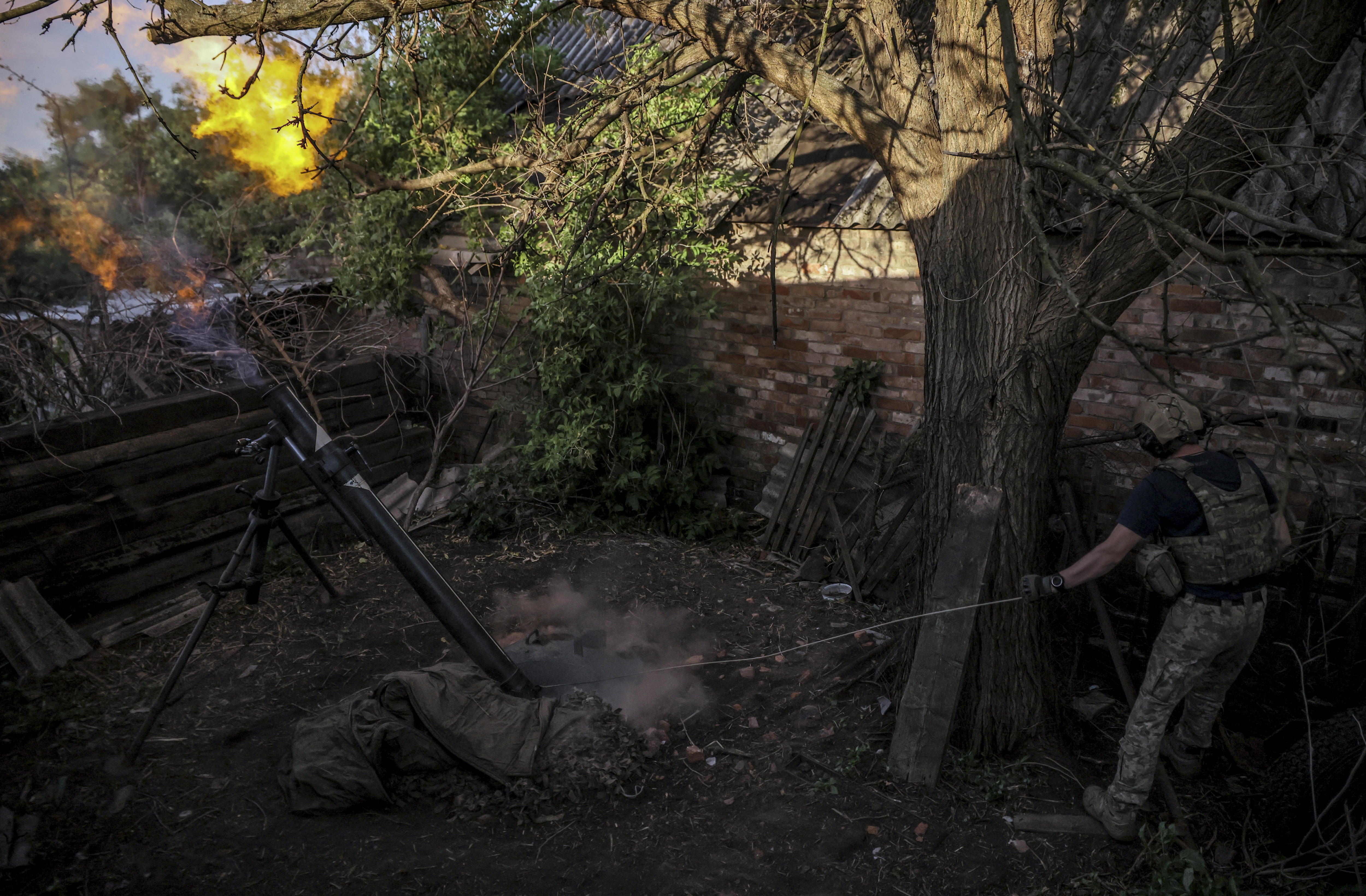 Kyiv (Ukraine), 04/06/2024.- A handout picture made available by Ukraine'Äôs 24th Mechanized Brigade shows Ukrainian servicemen of the 24th Mechanized Brigade named after King Daniel preparing to fire a 120mm mortar towards Russian positions on the front line at an undisclosed location in the Donetsk region, Ukraine, 04 June 2024, amid the Russian invasion. Russian troops entered Ukrainian territory on 24 February 2022, starting a conflict that has provoked destruction and a humanitarian crisis. (Rusia, Ucrania) EFE/EPA/Oleg Petrasiuk / 24th Mechanized Brigade HANDOUT HANDOUT EDITORIAL USE ONLY/NO SALES HANDOUT EDITORIAL USE ONLY/NO SALES