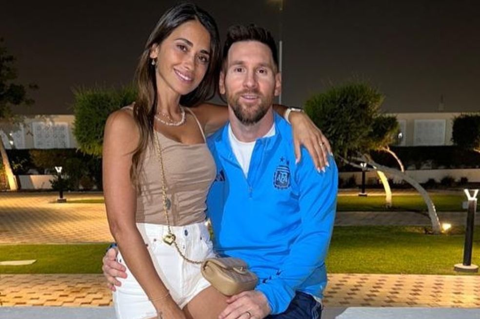 El futbolista de 35 años es también uno de los más importantes del mundo y en sus 18 años de carrera profesional, se convirtió en el primer jugador argentino en participar en cinco mundiales: 2006 en Alemania, Sudáfrica 2010, Brasil 2014, Rusia 2018 y ahora en Catar 2022.