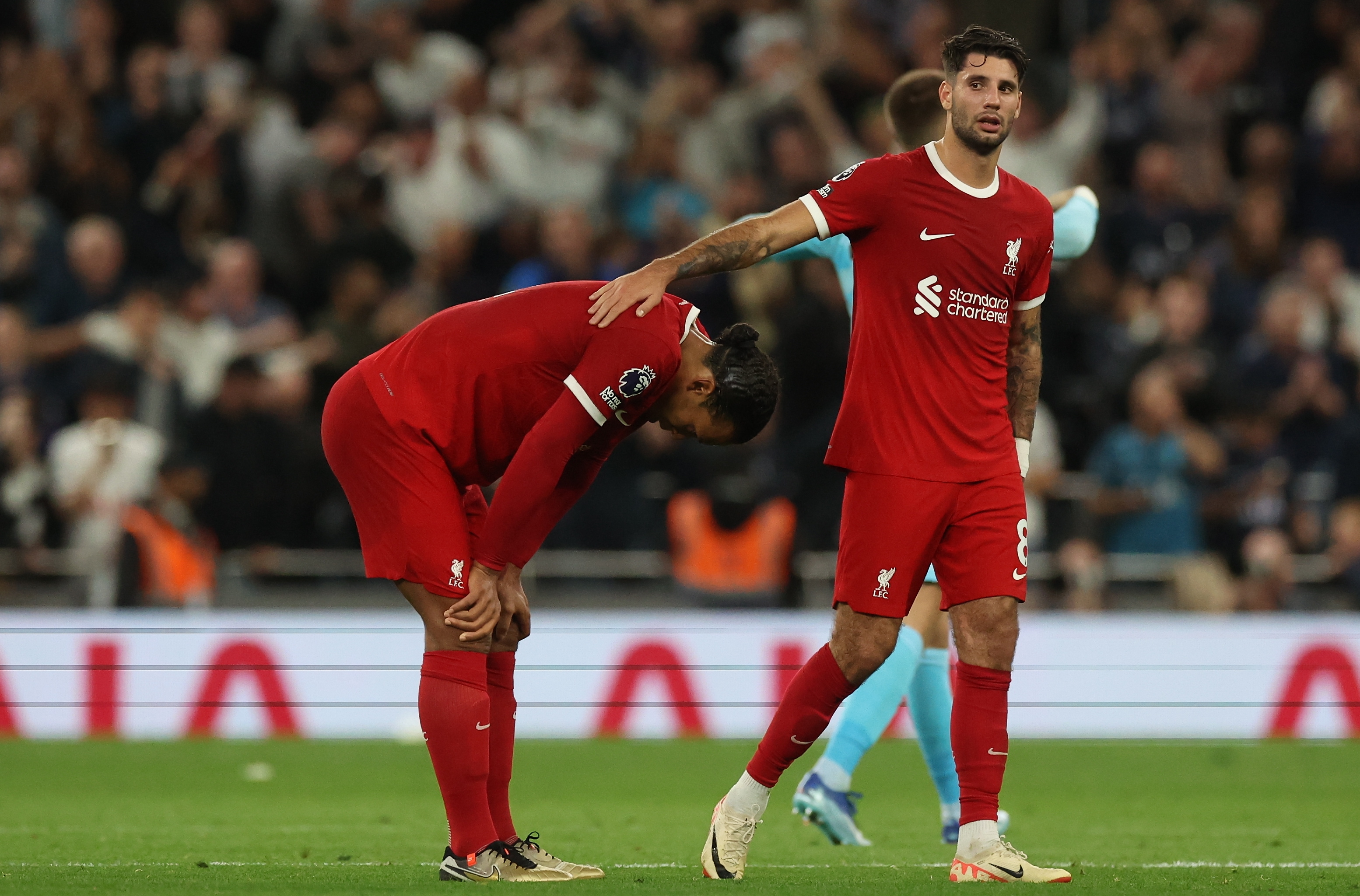 London (United Kingdom), 30/09/2023.- Liverpool's Virgil van Dijk (L) is comforted by Liverpool's Dominik Szoboszlai after the English Premier League soccer match between Tottenham Hotspur and Liverpool FC, in London, Britain, 30 September 2023. (Reino Unido, Londres) EFE/EPA/NEIL HALL EDITORIAL USE ONLY. No use with unauthorized audio, video, data, fixture lists, club/league logos or 'live' services. Online in-match use limited to 120 images, no video emulation. No use in betting, games or single club/league/player publications.
