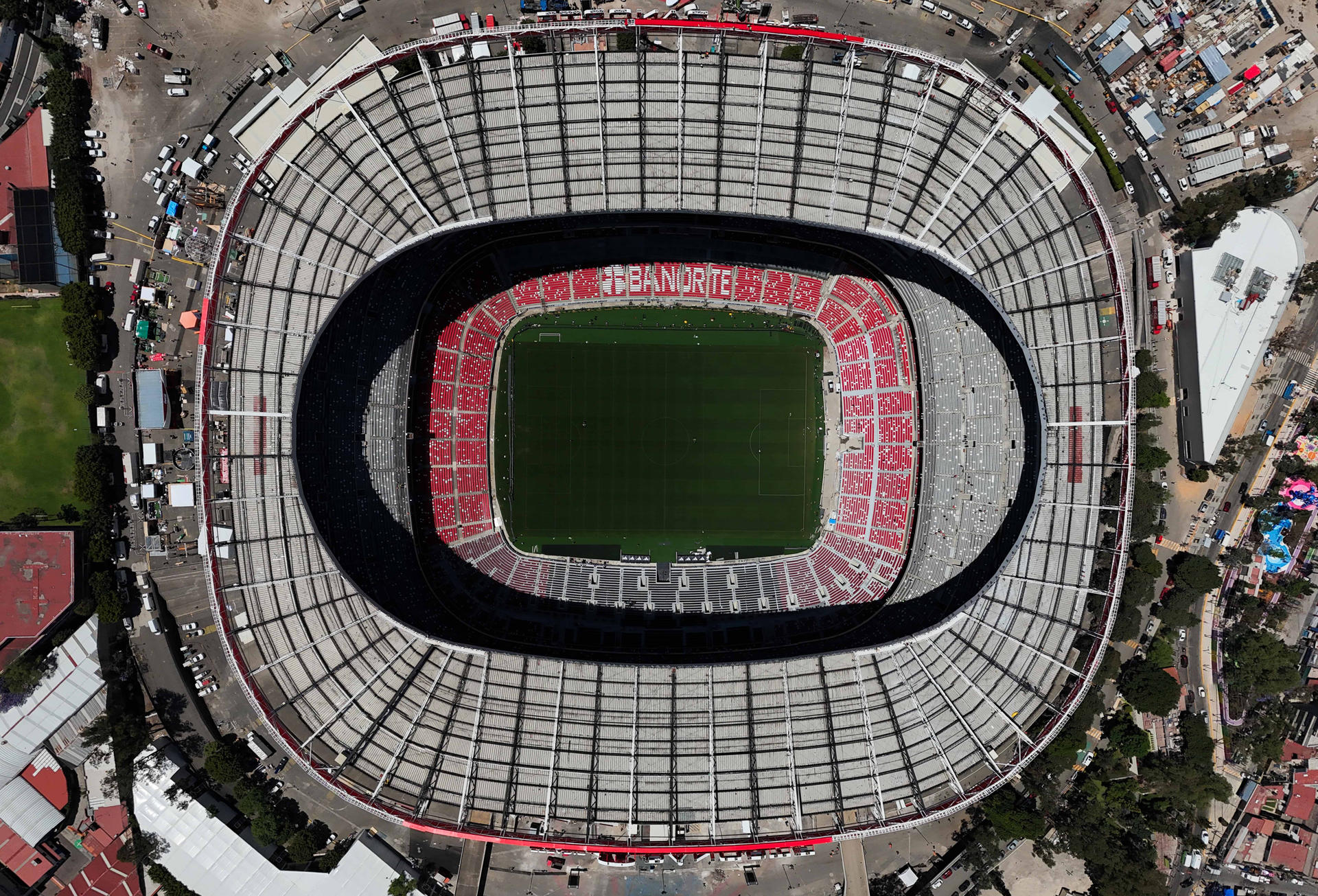 FOTODELDÍA MEX8319. CIUDAD DE MÉXICO (MÉXICO), 27/03/2026.- Fotografía aérea del Estadio Azteca (Banorte) este viernes, en Ciudad de México (México). El Estadio Azteca, santuario del fútbol donde se hicieron campeones mundiales los míticos Pelé y Maradona, abrirá sus puertas mañana después de una remodelación capital, que ha rejuvenecido al recinto a unas semanas de cumplir 60 años. EFE/ Tomás Pérez
