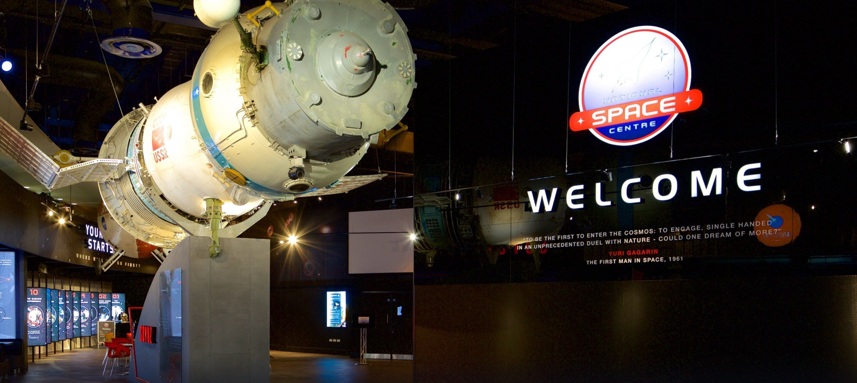 El National Space Centre es el principal museo dedicado a la exploración espacial en el Reino Unido y una de sus atracciones científicas más importantes. Inaugurado en 2001, alberga el planetario con la cúpula más grande del país, seis galerías interactivas y más de 150 experiencias prácticas. Su icónica Torre de Cohetes de 42 metros, donde se exhiben naves, satélites y trajes espaciales, lo convierte en un referente visual y educativo. Además, funciona como centro de investigación en alianza con la University of Leicester, combinando turismo, divulgación científica y desarrollo académico.