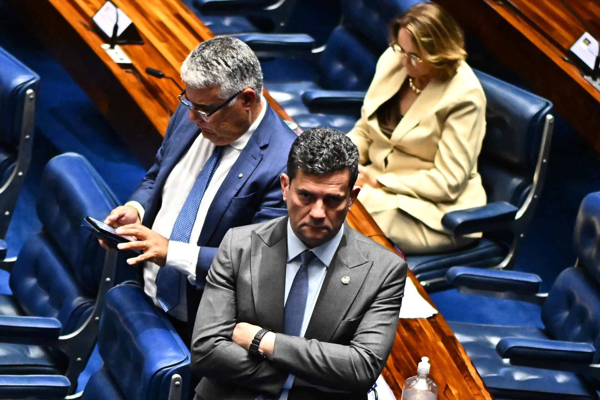 AME9202. BRASILIA (BRASIL), 17/12/2025.- El senador federal de Brasil Sergio Moro (c) cruza los brazos durante una sesión este miércoles, en Brasilia (Brasil). El Senado brasileño aprobó el proyecto de ley que busca reducir las penas del expresidente Jair Bolsonaro, condenado a 27 años de prisión, y de otros participantes en la conspiración golpista ocurrida tras las elecciones de 2022. EFE/ Andre Borges

