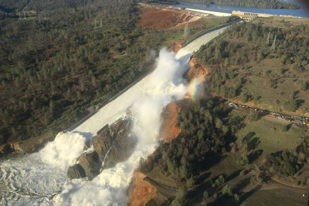 Evacuación masiva en California ante daños en represa por lluvias