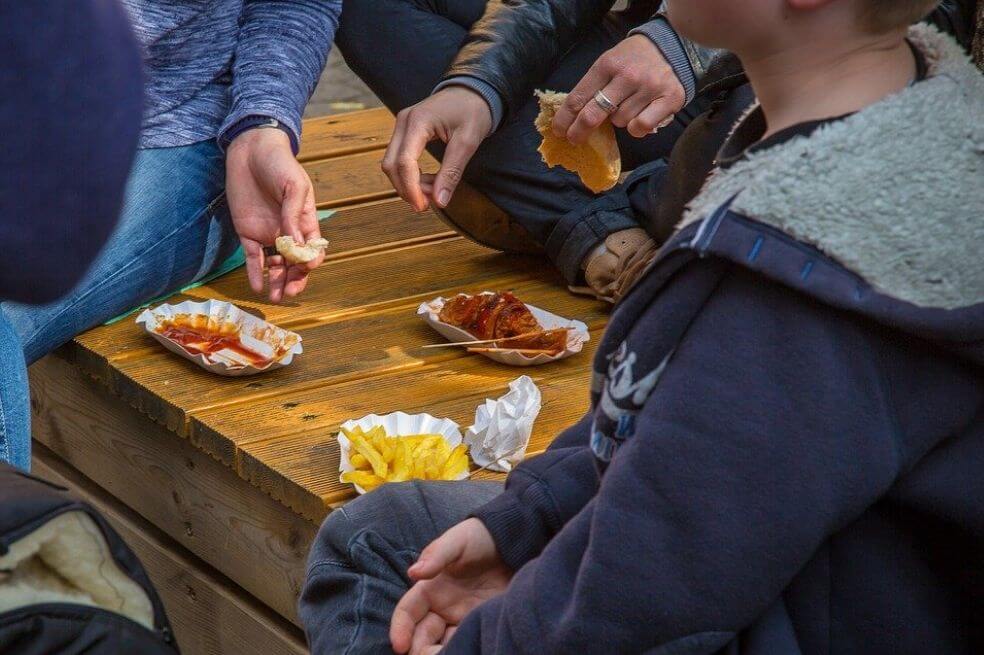 Adolescentes se alimentan mal fuera de casa