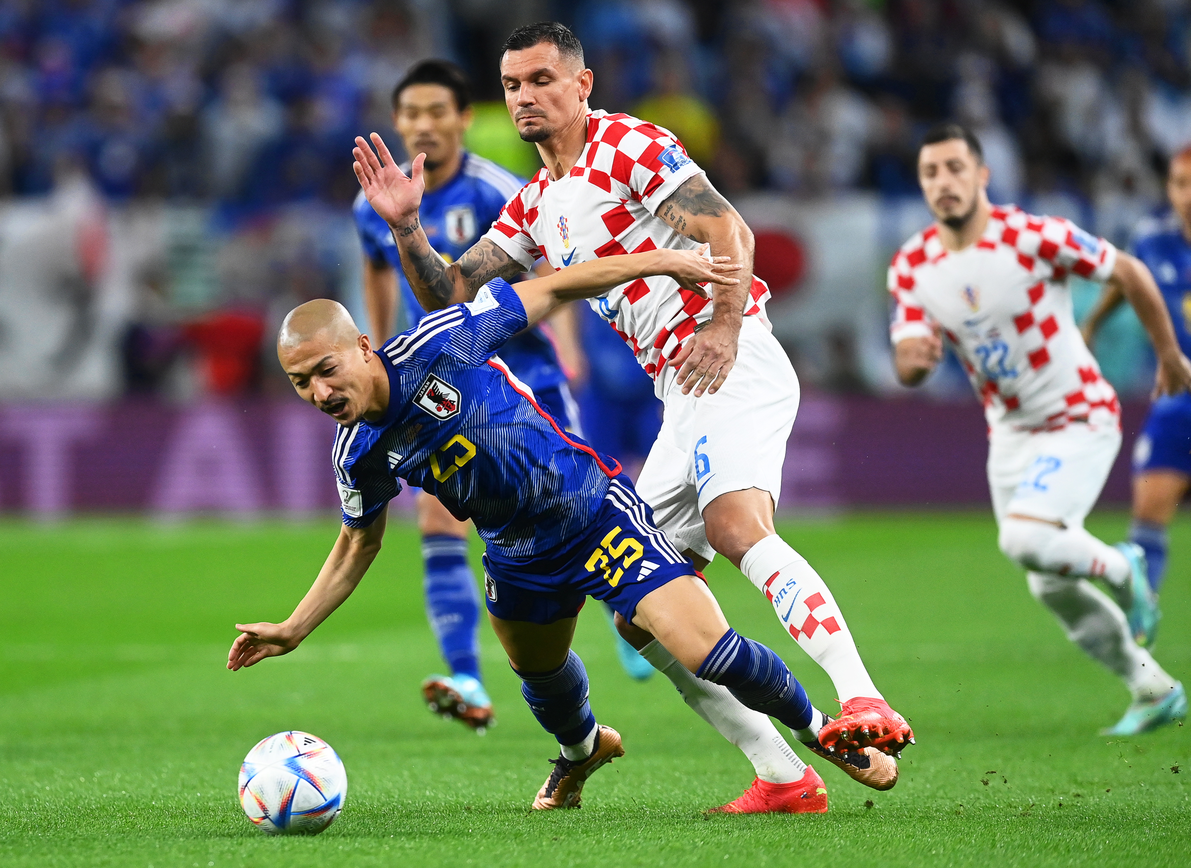 Al Wakrah (Qatar), 05/12/2022.- Daizen Maeda (L) of Japan in action against Dejan Lovren (R) of Croatia during the FIFA World Cup 2022 round of 16 soccer match between Japan and Croatia at Al Janoub Stadium in Al Wakrah, Qatar, 05 December 2022. (Mundial de Fútbol, Croacia, Japón, Catar) EFE/EPA/Neil Hall