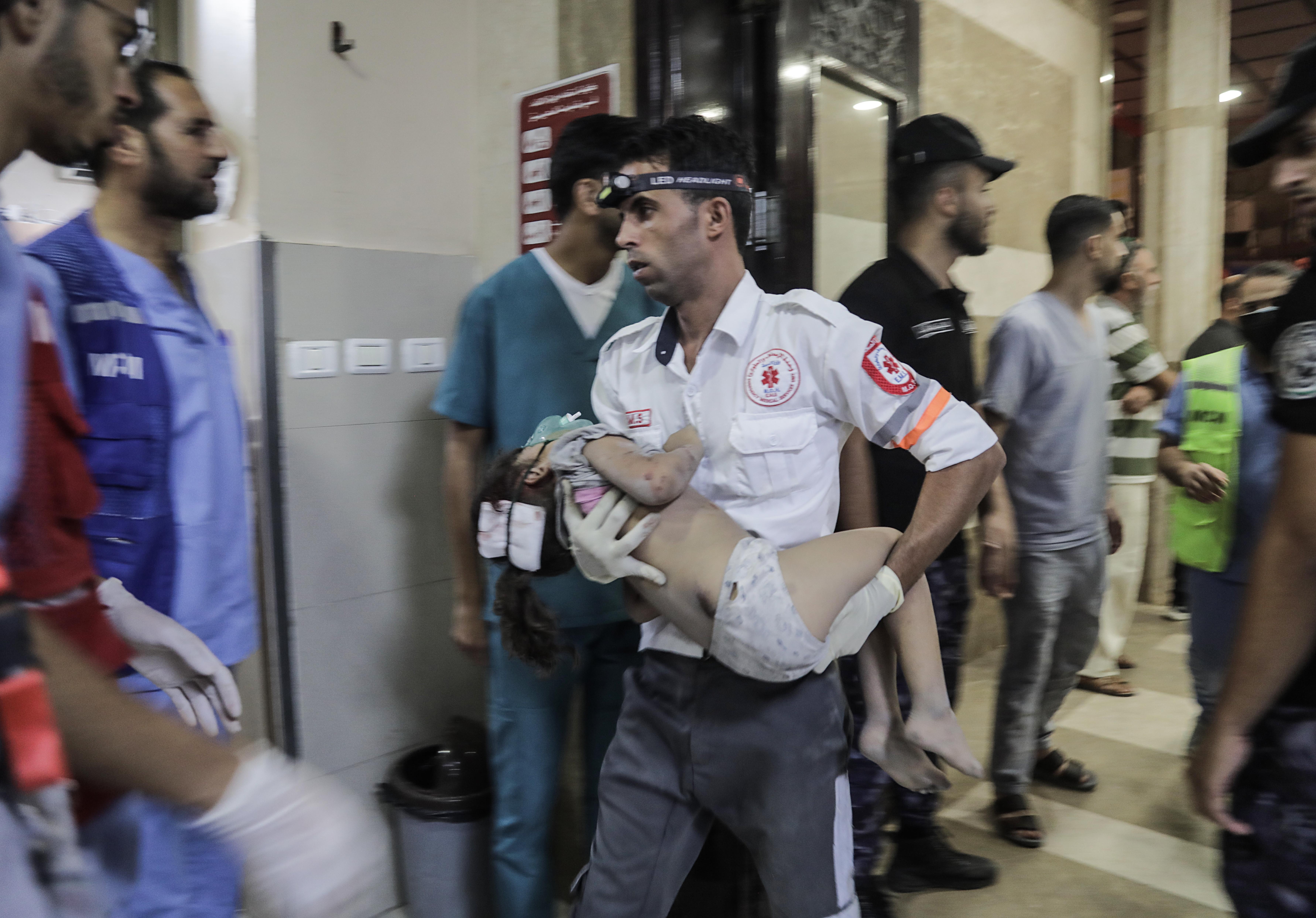 Khan Yunis (-), 17/10/2023.- A paramedic holds a wounded child at a hospital in Khan Younis, in the southern Gaza Strip, 17 October 2023. According to Palestinian officials hundreds of people have been killed in an Israeli strike on a hospital in Gaza on 17 October. Earlier in the day, the Palestinian Health Ministry announced that more than 3,000 Palestinians have been killed and over 12,500 others injured since Israel launched retaliatory air strikes in the Gaza Strip. More than 1,400 Israelis have been killed according to the Israel Defense Forces (IDF) after Hamas militants launched an attack against Israel from the Gaza Strip on 07 October. Israel has warned all citizens of the Gaza Strip to move to the south ahead of an expected invasion. EFE/EPA/HAITHAM IMAD