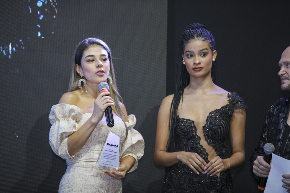 La diseñadora Juliana Orrego entregó a Dahiana Rico el premio 'Modelo Profesional'