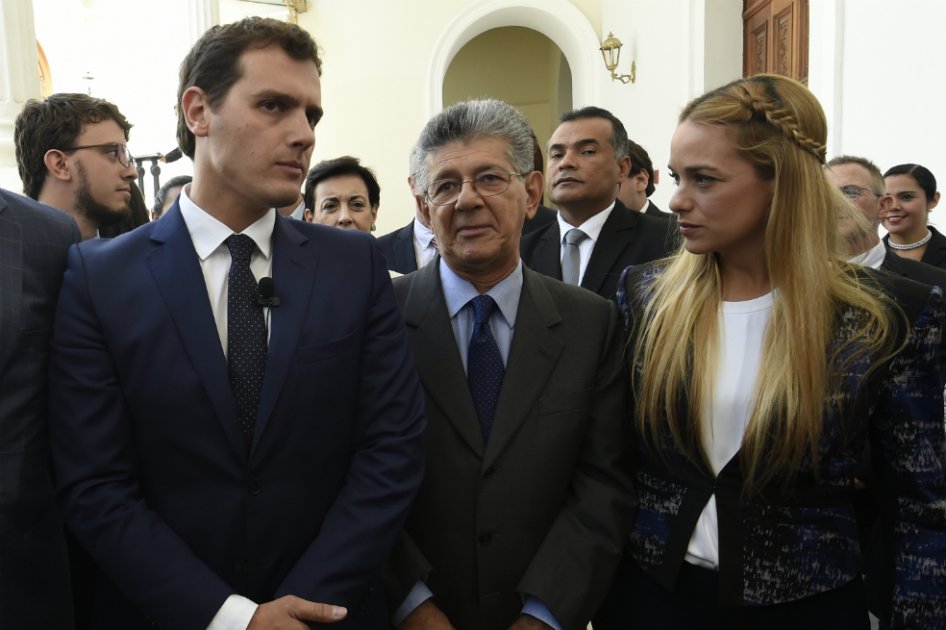 Rivera (izquierda), estuvo acompañado por el presidente de la Asamblea Nacional, Henry Ramos Allup (centro) y por Lilian Tintori (derecha), esposa de Leopoldo Lopez. / AFP