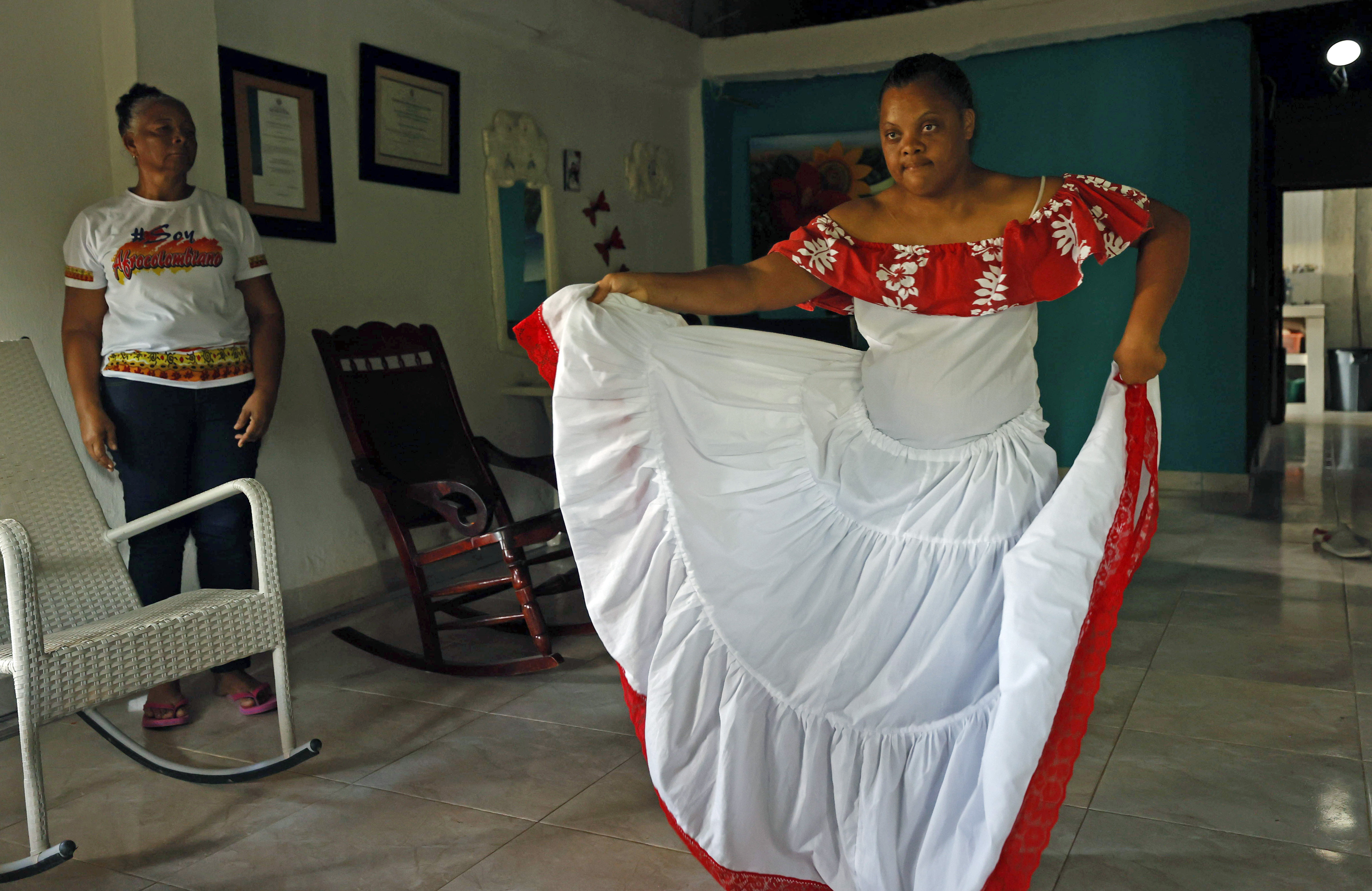 ACOPAÑA CRÓNICA: COLOMBIA MÚSICA - AME6324. MARÍA LA BAJA (COLOMBIA), 26/12/2023.- Juliana (d), la hija mayor de Adriana Martínez, a quien le enseñó a bailar junto con otro grupo de muchachos con síndrome de down bailes como la cumbia, el mapalé, la champeta, el porro y los ritmos típicos del caribe colombiano, heredados de África, muestra una coreografía el 7 de diciembre de 2023, en María La Baja, en el norteño departamento de Bolívar (Colombia). Adriana Martínez recuerda que todos los diciembres durante el Festival del Bullerengue en María La Baja, un pueblo colombiano en la región de los Montes de María, la música inundaba las esquinas y las faldas amplias ondeaban al ritmo de este son caribeño, una tradición que se ha diluido por el conflicto y la pérdida de identidad cultural entre los jóvenes. EFE/ Mauricio Dueñas Castañeda