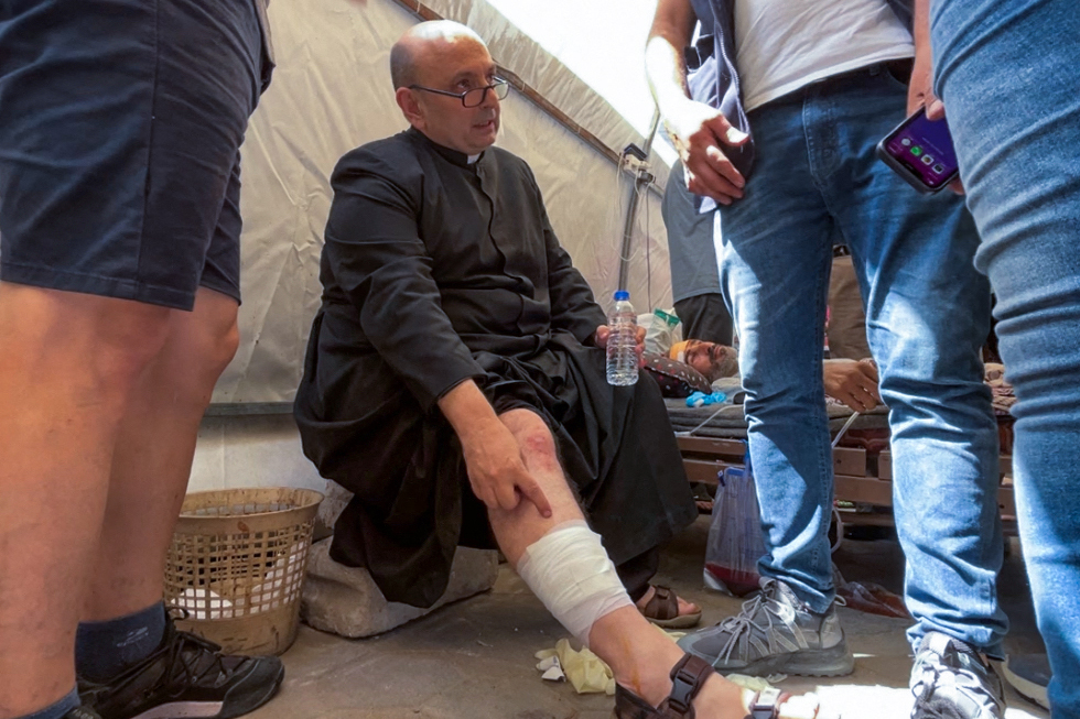 Bombardeo israelí en Gaza hiere al párroco que hablaba con el papa Francisco