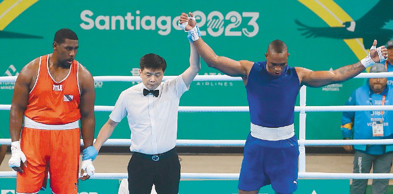 Cristian Salcedo (d) de Colombia venció el jueves a Nigel Paul de Trinidad y Tobago, en las preliminares de boxeo masculino 92kg. / EFE