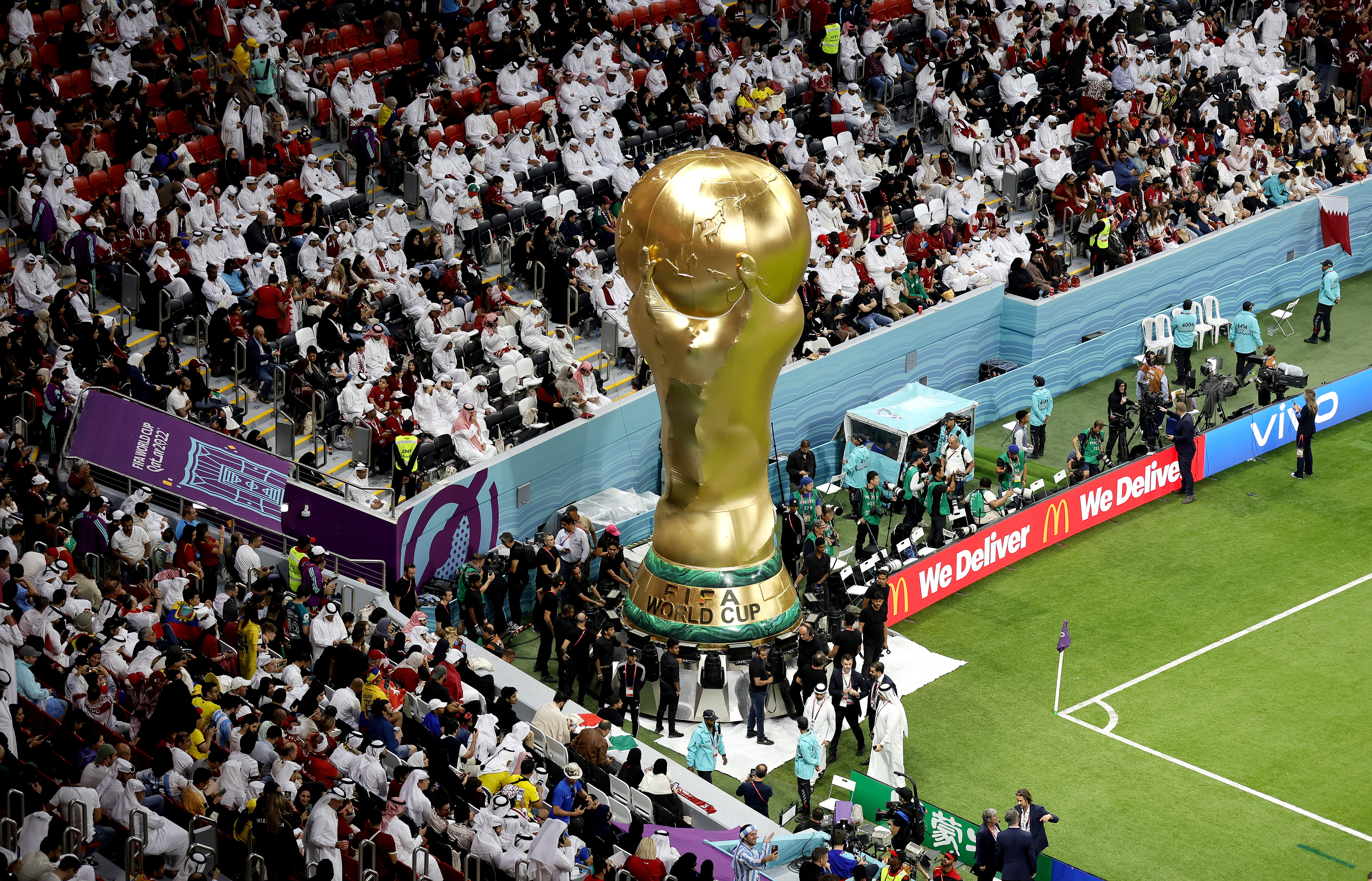 Al Khor (Qatar), 20/11/2022.- A giant inflatable World Cup trophy prior to the FIFA World Cup 2022 group A Opening Match between Qatar and Ecuador at Al Bayt Stadium in Al Khor, Qatar, 20 November 2022. (Mundial de Fútbol, Catar) EFE/EPA/Ronald Wittek