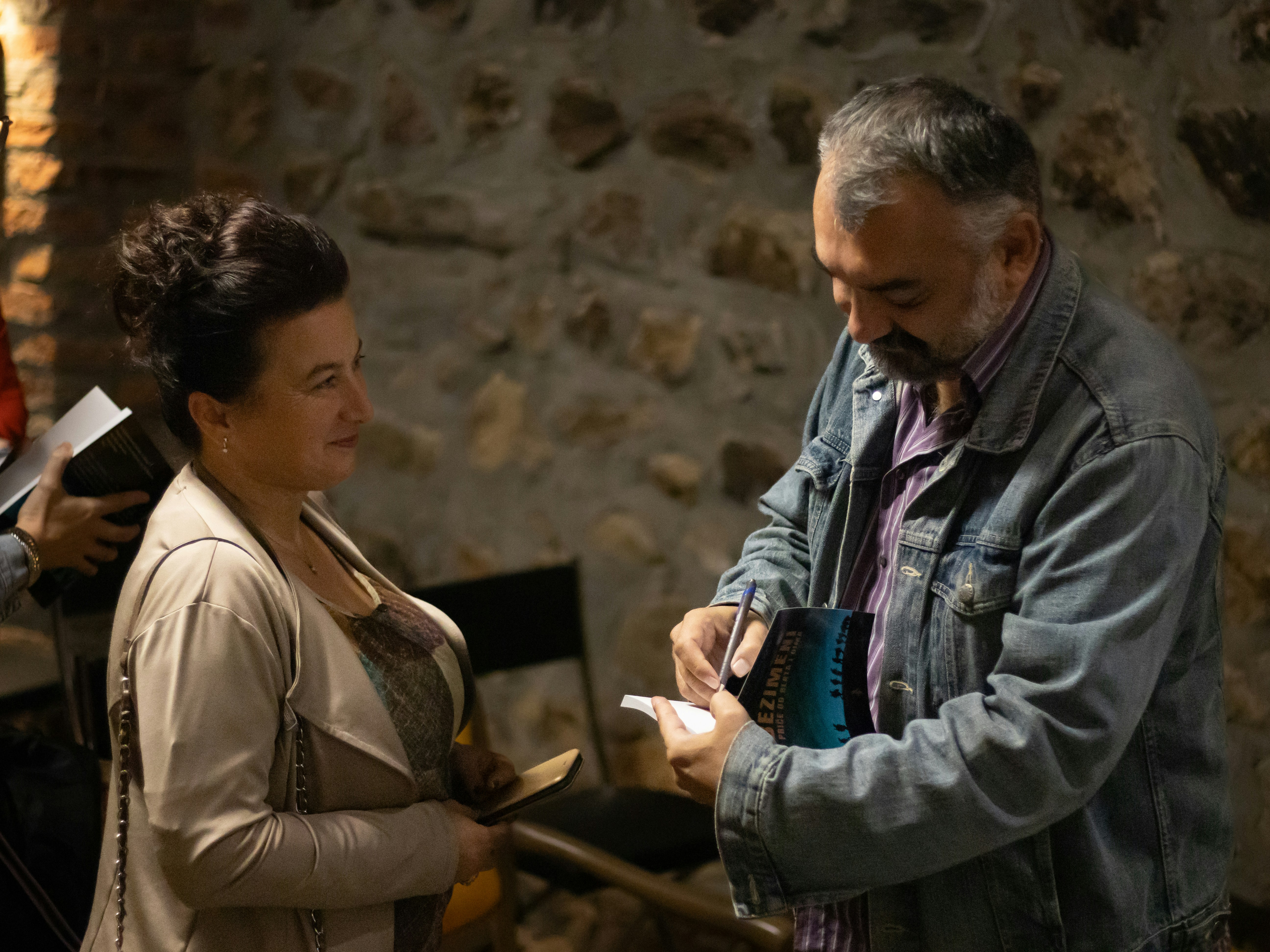 El autor de esta columna defiende que hay algo único e irrepetible en el encuentro de un lector con uno de sus escritores favoritos que culmina con la firma de un libro.