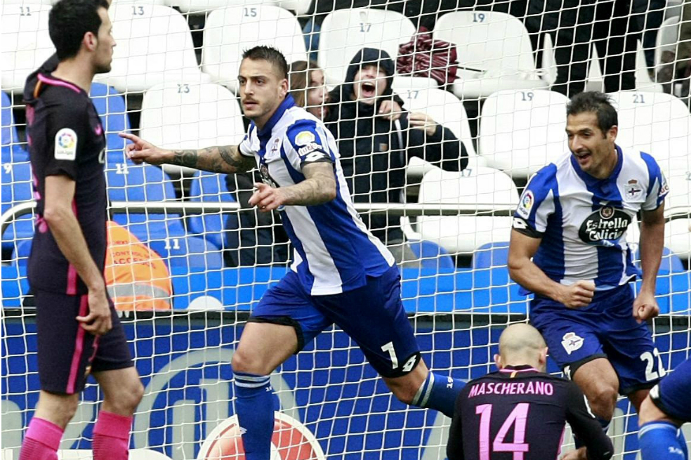 El delantero Joselu (c) celebra uno de los goles con los que Deportivo de La Coruña derrotó este domingo a Barcelona. / EFE