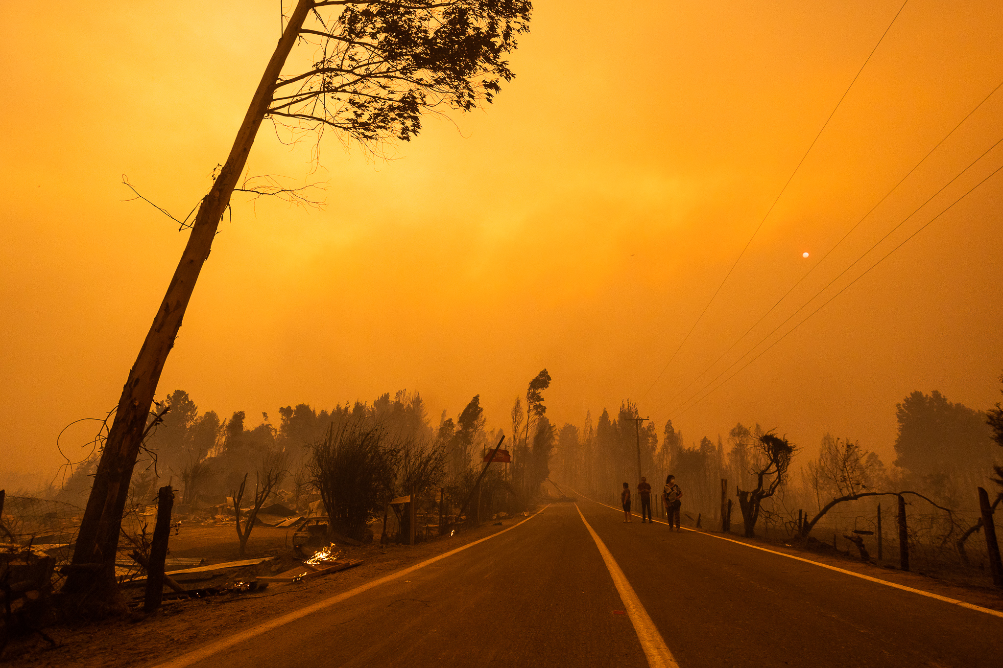 AME1493. SANTA JUANA (CHILE), 04/02/2023.- Fotografía de un sector incendiado ayer, cerca a la ciudad de Santa Juana (Chile). Las regiones de Biobío, Ñuble y La Araucanía son las más afectadas por unos incendios que ya han destruido más de 45.000 hectáreas y un centenar de viviendas y han provocado el desalojo de decenas de municipios. Los incendios coinciden con una larga sequía que ya dura más de trece años y con una ola de calor inédita en el sur, con temperaturas que pueden llegar en las próximas horas hasta los 40 grados celsius en zonas del sur. EFE/ Pablo Hidalgo
