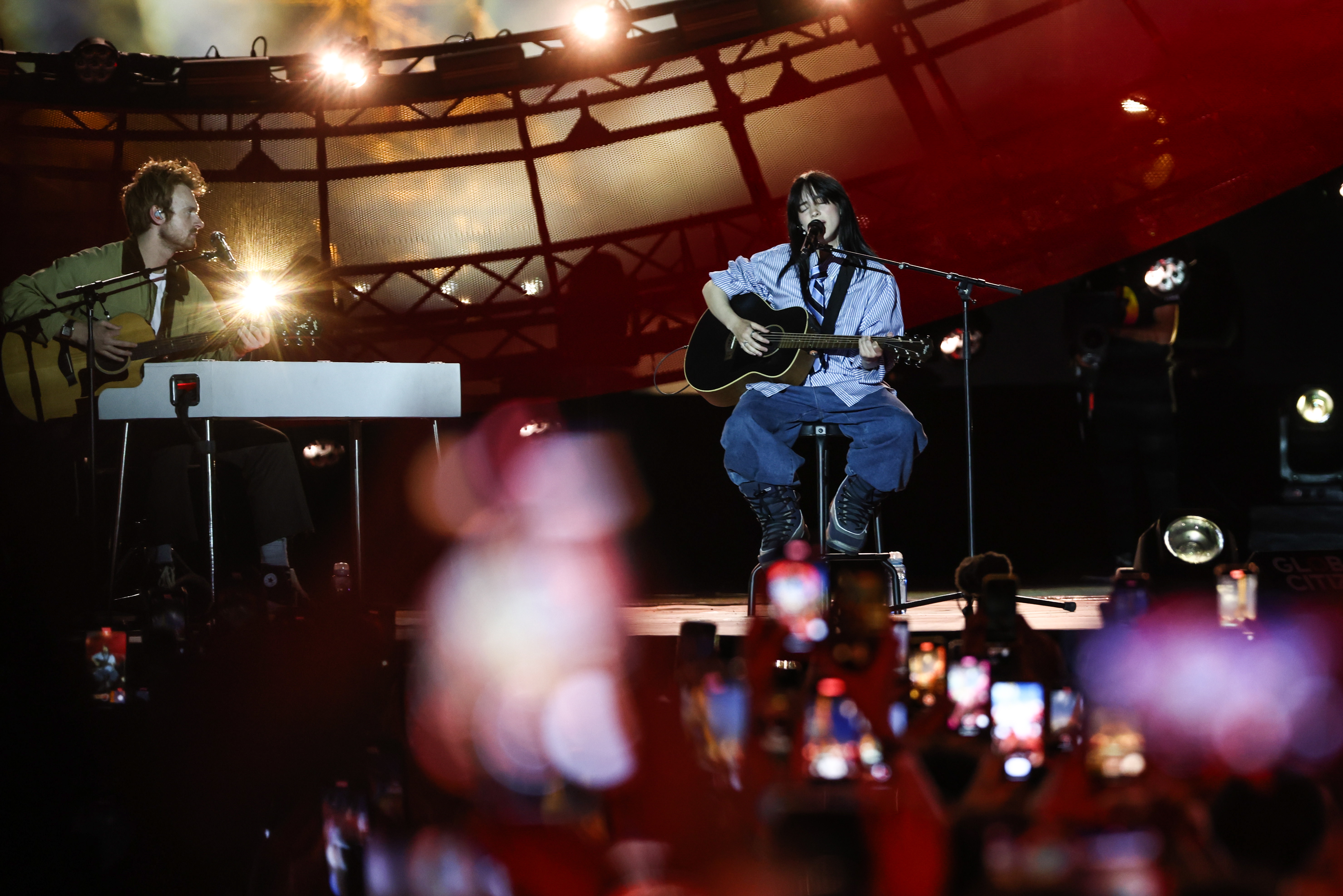 Paris (France), 22/06/2023.- US singer Billie Eilish (R) and Finneas (L) perform during the Global Citizen 'Power our Planet' live concert on the Champs de Mars in Paris, France, 22 June 2023. The charity concert was organized to raise awareness on the urgent needs of developing countries on the sidelines of the New Global Financial Pact Summit taking place in Paris. (Francia) EFE/EPA/MOHAMMED BADRA