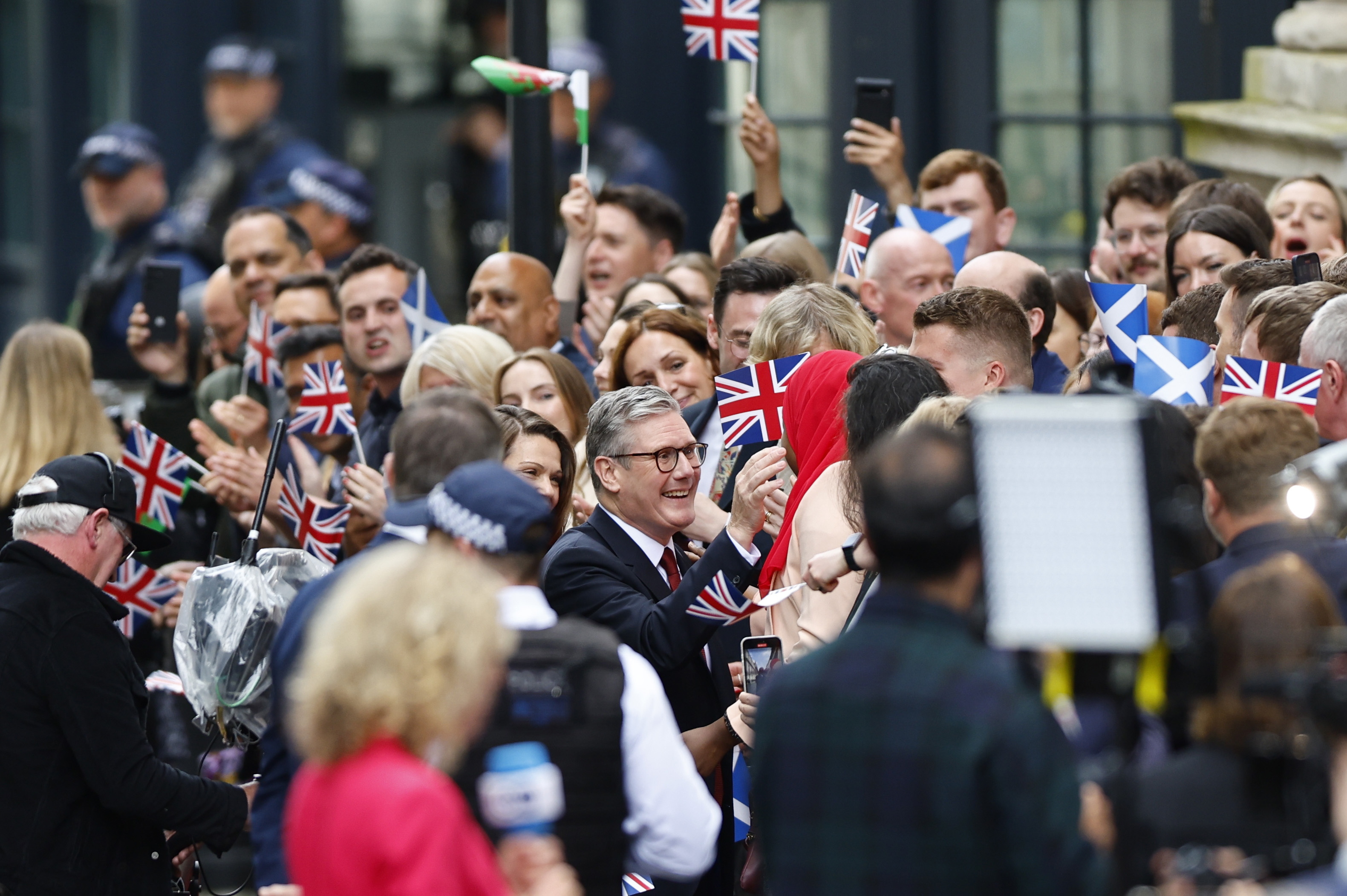 Lluvia de felicitaciones para Keir Starmer, nuevo primer ministro de Reino Unido