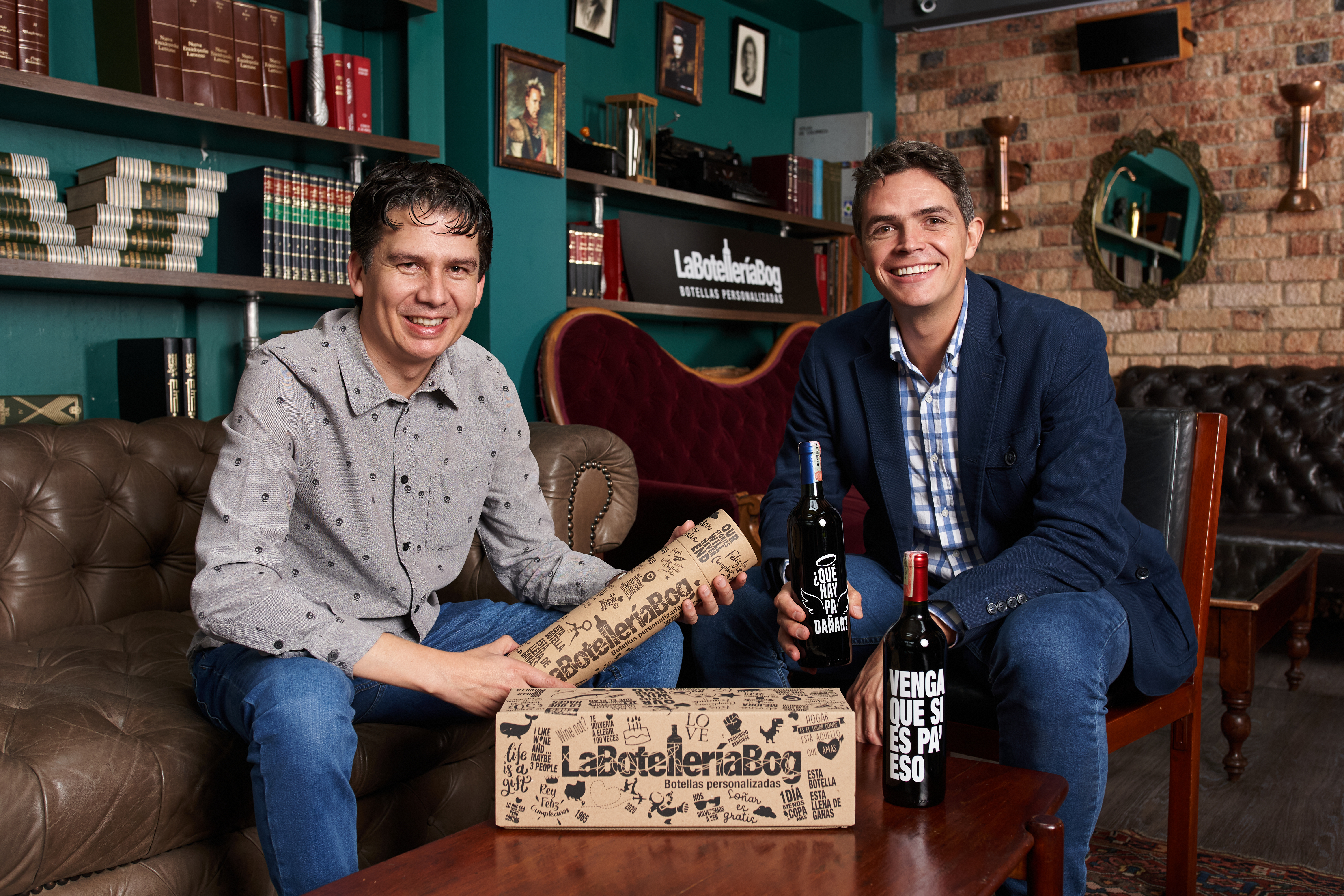 Ellos le ponen mensajes irreverentes y de buen humor a las botellas de vino