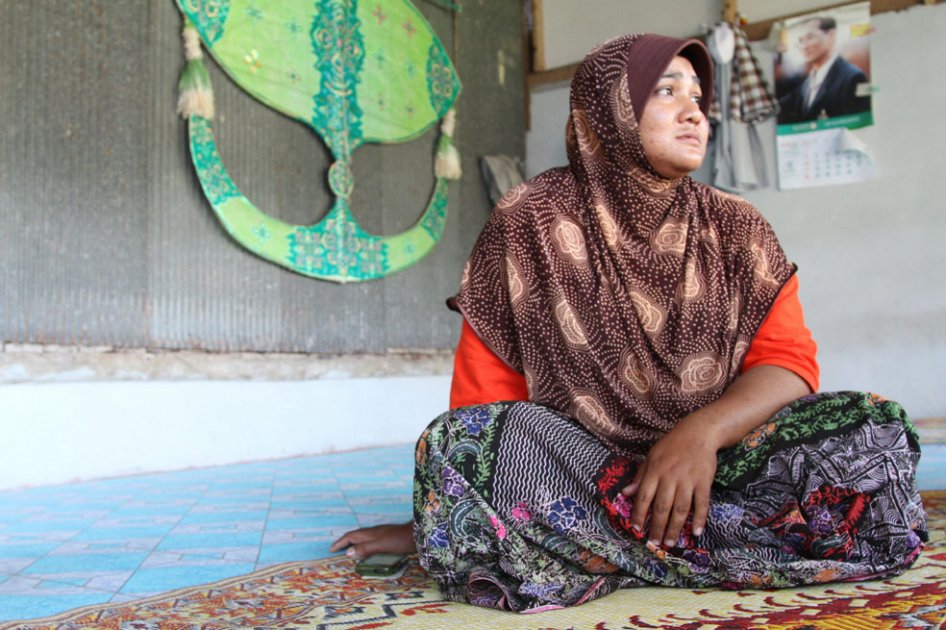 En la imagen, Vaelimau Chelau, de 34 años, que sufrió en marzo de 2013 un atentado con bomba cerca de una comisaría en la capital de Pattani, en el que perdió a su hijo y le dejó serias secuelas mentales y físicas. EFE