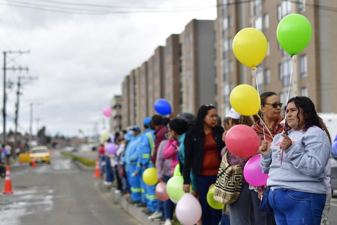 Ciudadanía de Cajicá y otros municipios acompañó la caravana con globos y prendas de colores vivos.