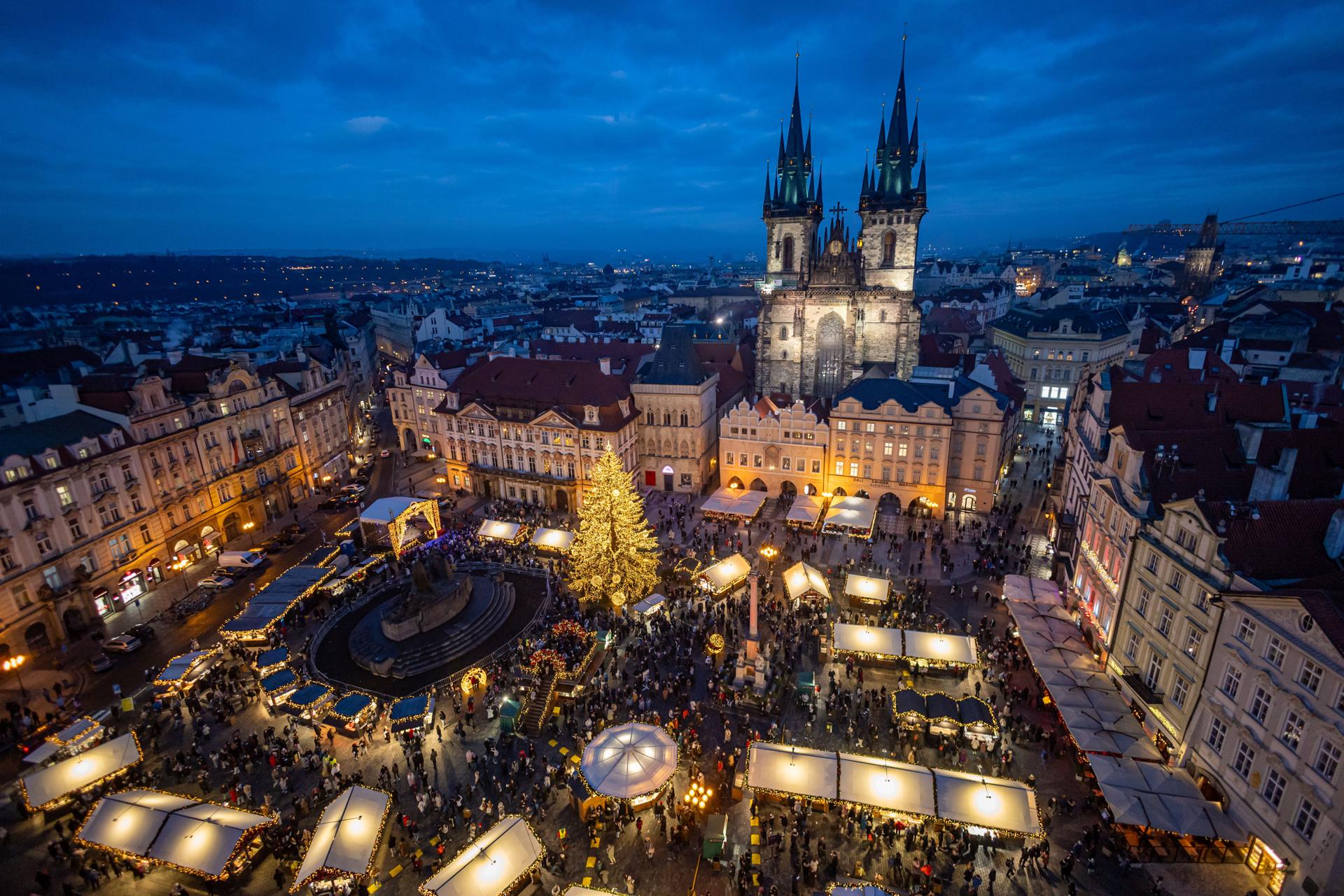 Prague (Czech Republic), 01/12/2025.- A view of the illuminated Old Town Square with a Christmas tree at the Christmas market in Prague, Czech Republic, 01 December 2025. Christmas markets, traditionally selling mulled wine, roasted chestnuts, hot mead, chimney cakes, and Christmas decorations and gifts, opened across the Czech Republic during the first Advent weekend. (República Checa, Praga) EFE/EPA/MARTIN DIVISEK