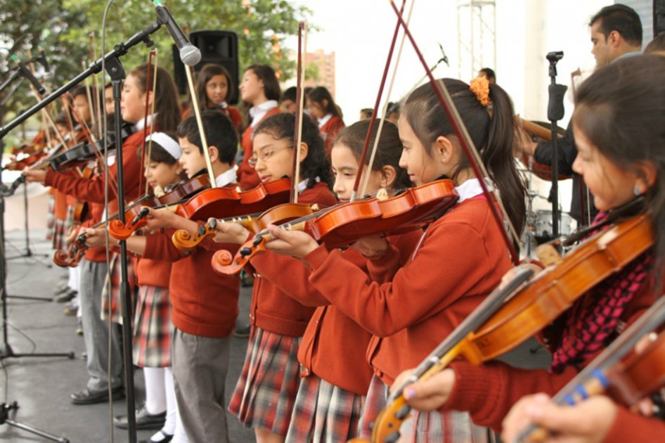 Distrito entregó 1.617 instrumentos musicales de orquesta a colegios oficiales de Bogotá