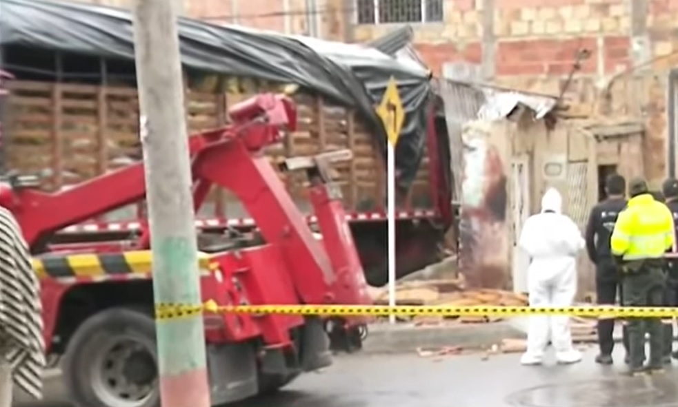 Tragedia en Usme: mueren dos personas tras choque de camión contra una casa