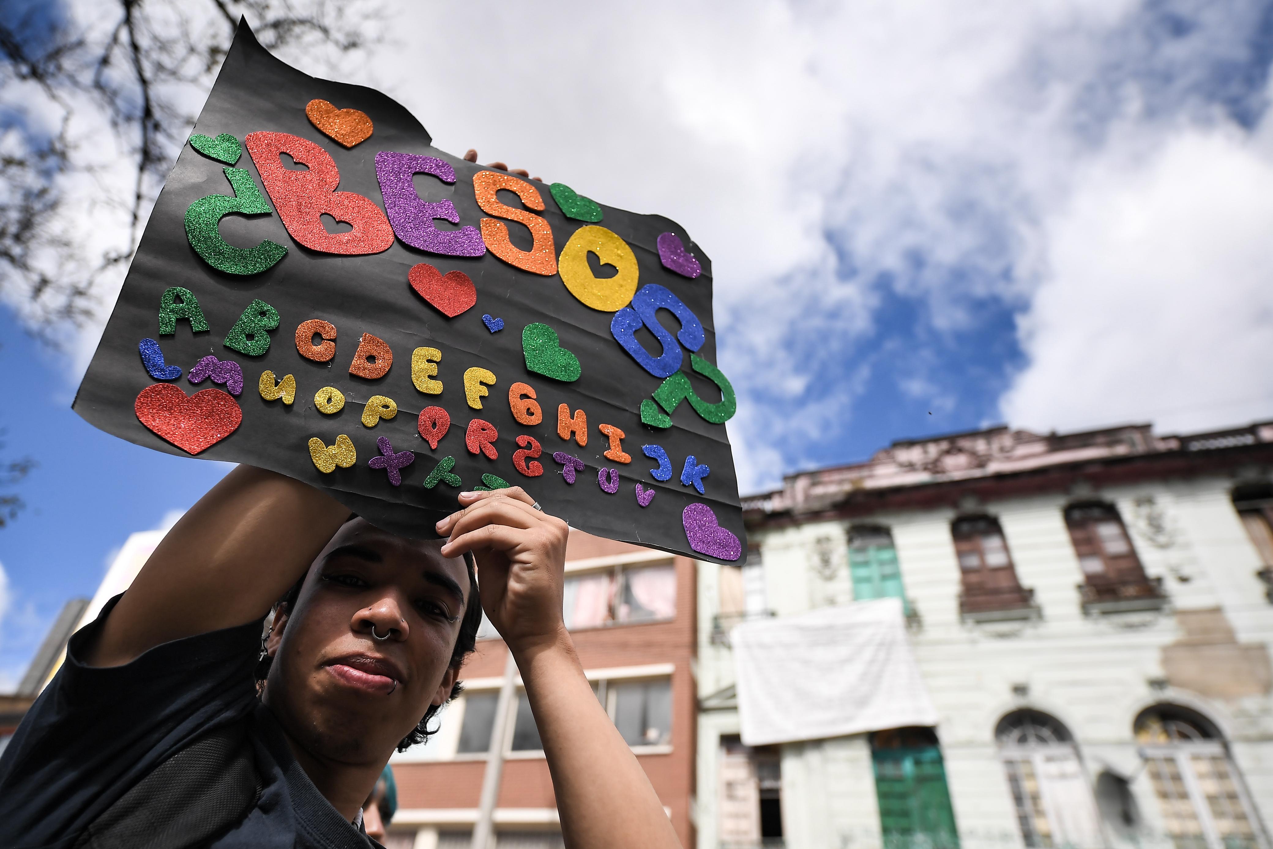 Los hallazgos del informe “Con permiso para despreciar” señalan un recrudecimiento de la violencia sexual y el asesinato de personas LGBTIQ+, así como una posible disminución en las denuncias debido a la desconfianza hacia las instituciones del Estado.