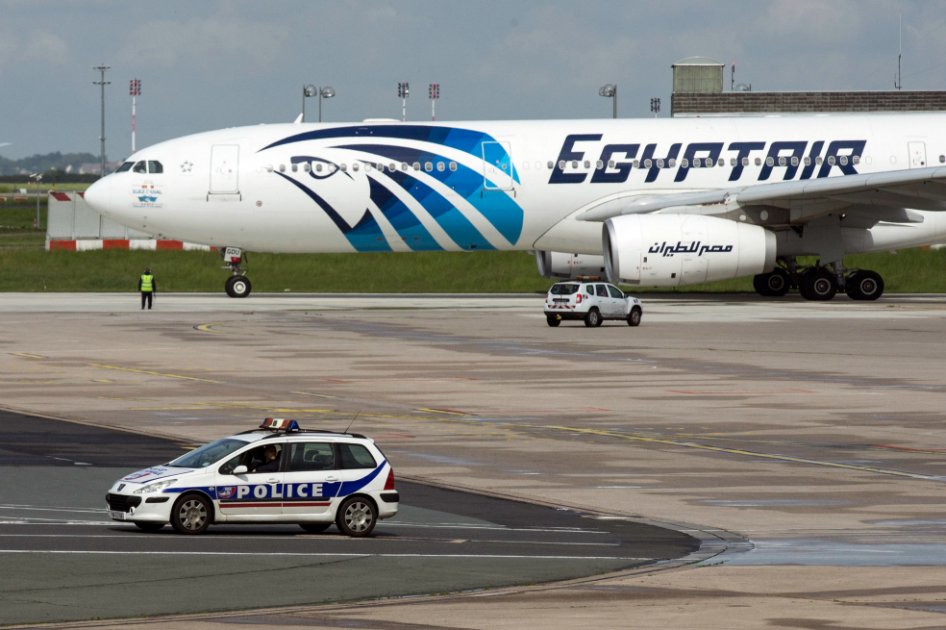 Un coche de policía pasa frente a un avión de la compañía Egyptair en el aeropuerto de Charles de Gaulle en París. / EFE