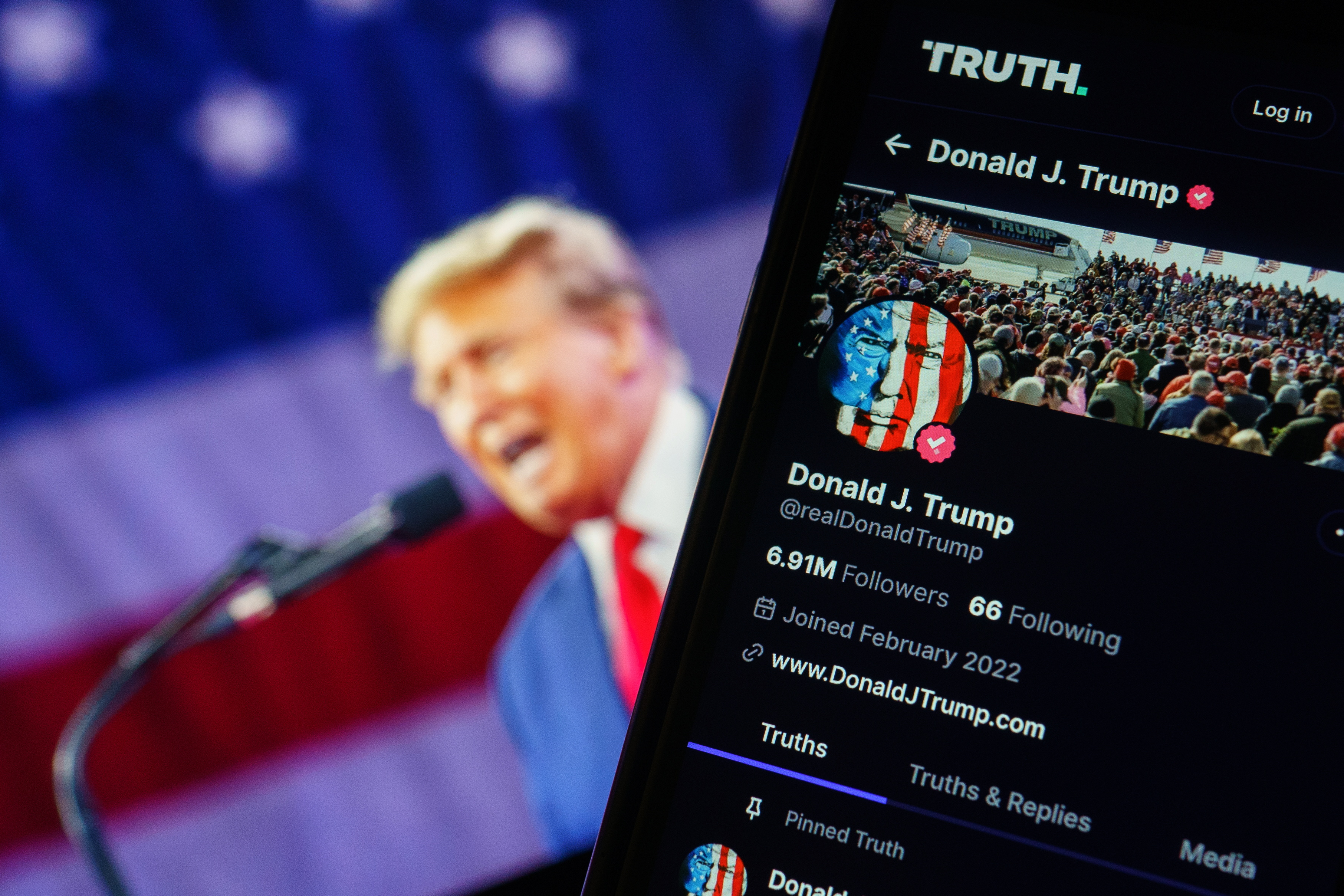 Washington (Usa), 02/04/2024.- A photo illustration of former US President Donald Trump's account on social media platform Truth Social shown on a mobile phone in Washington, DC, USA, 02 April 2024. Stock in the parent company, Trump Media and Technology Group, fell sharply in the last 48 hrs after the organisation reported loses of $58 million last year. EFE/EPA/WILL OLIVER