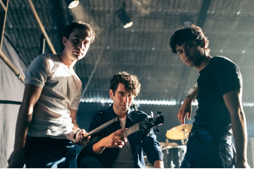 Los Prisioneros perteneció a la súbita ola de rock en español, que tomó fuerza en Latinoamérica gracias a sus letras con contenido crítico frente a las injusticias sociales y el arribismo del sueño americano, plasmado en “El baile de los que sobran” y “We are suramerican rockers”, entre otras.