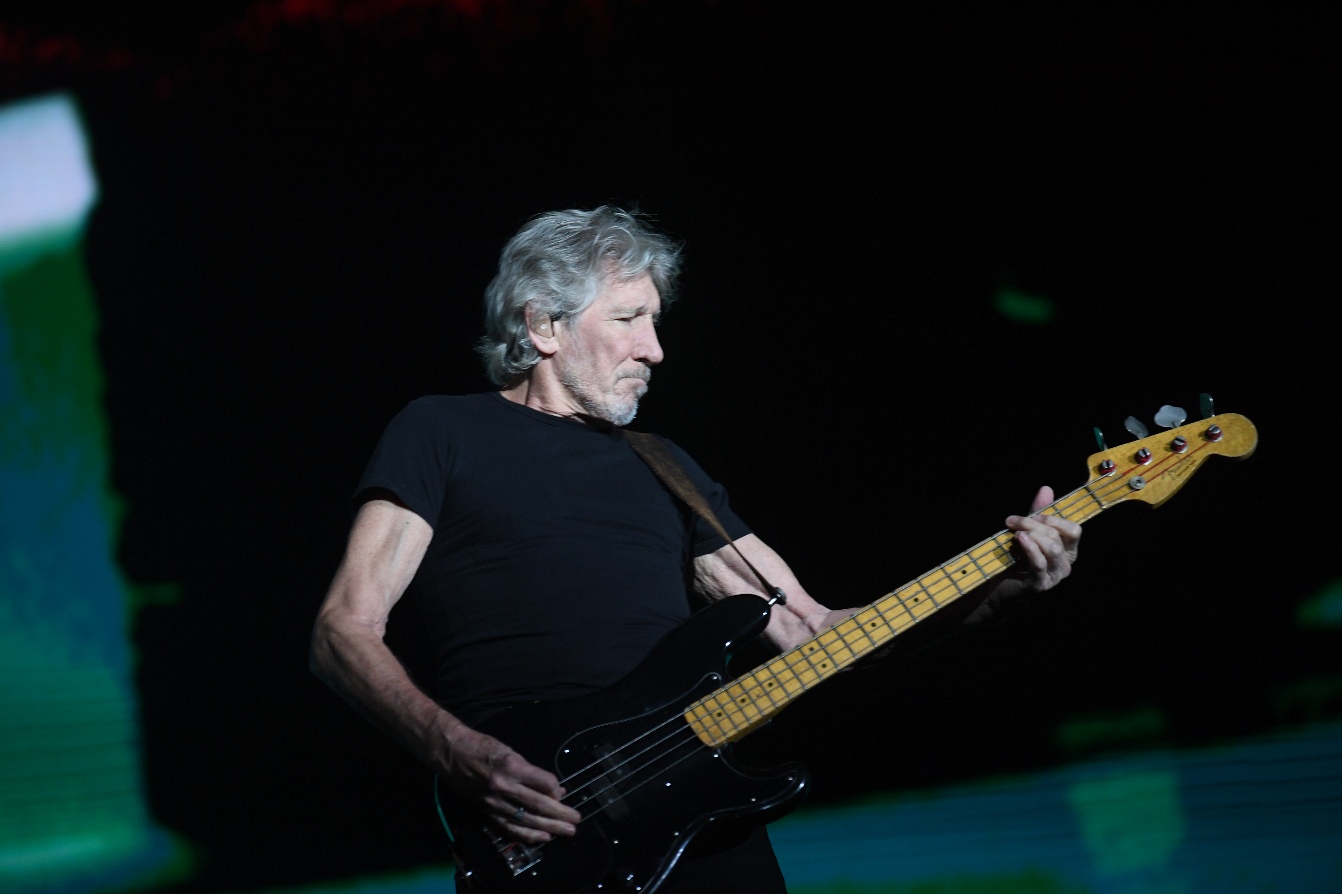 Integrante del grupo musical Pink Floyd en concierto.