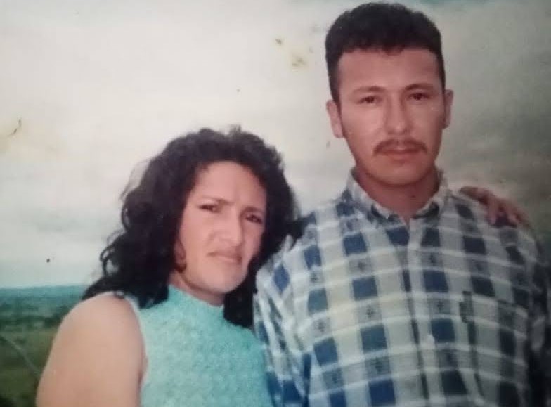 Wilson junto a una de sus hermanas en la década de 1990, en el Huila.