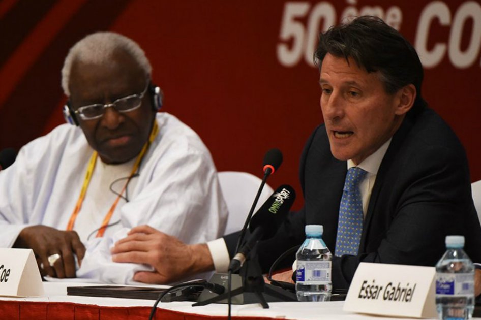 Sebastian Coe (d) junto a Lamine Diack (i). / AFP