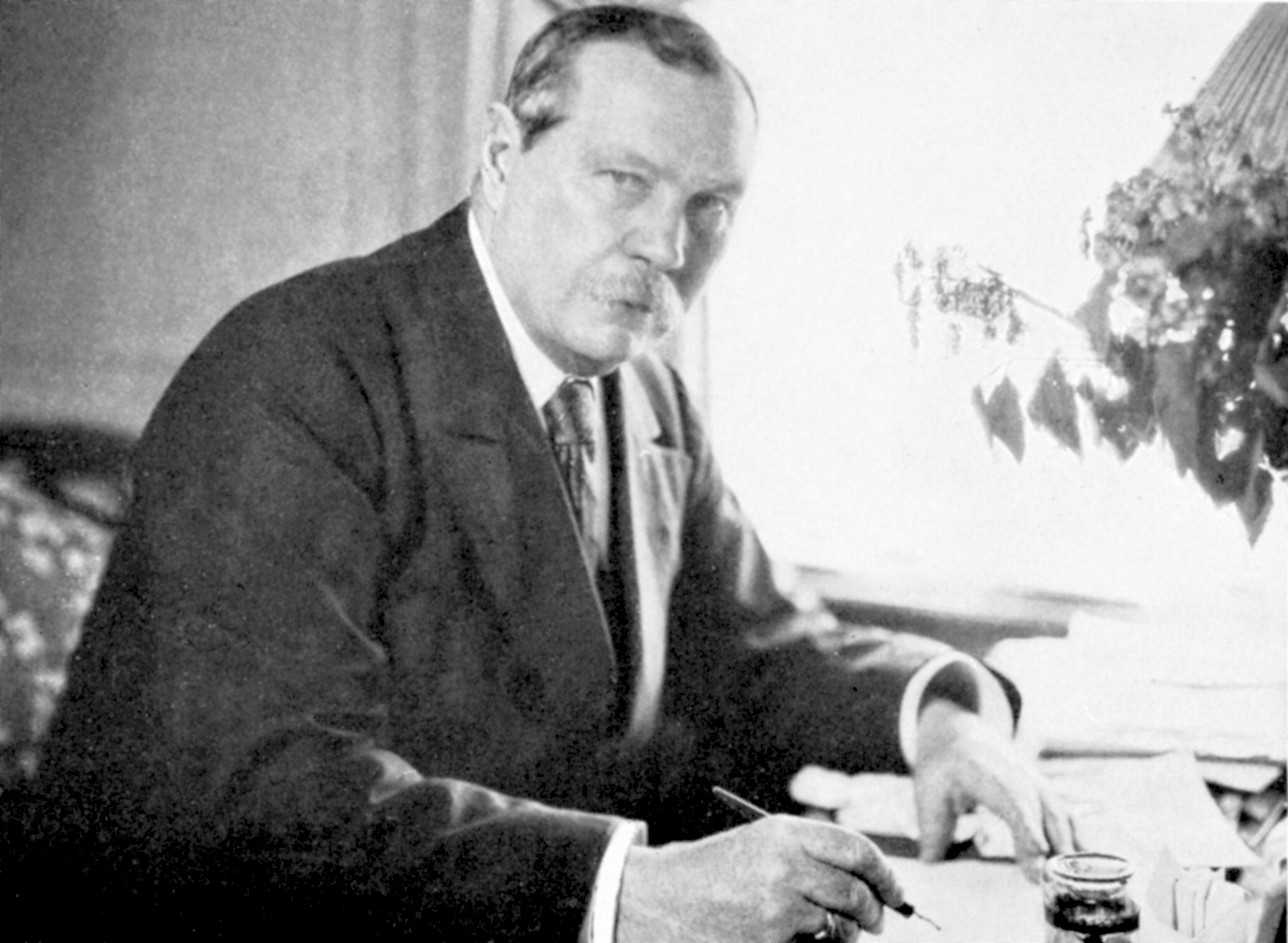 Arthur Conan Doyle: el pionero de la deducción en la novela de detectives 