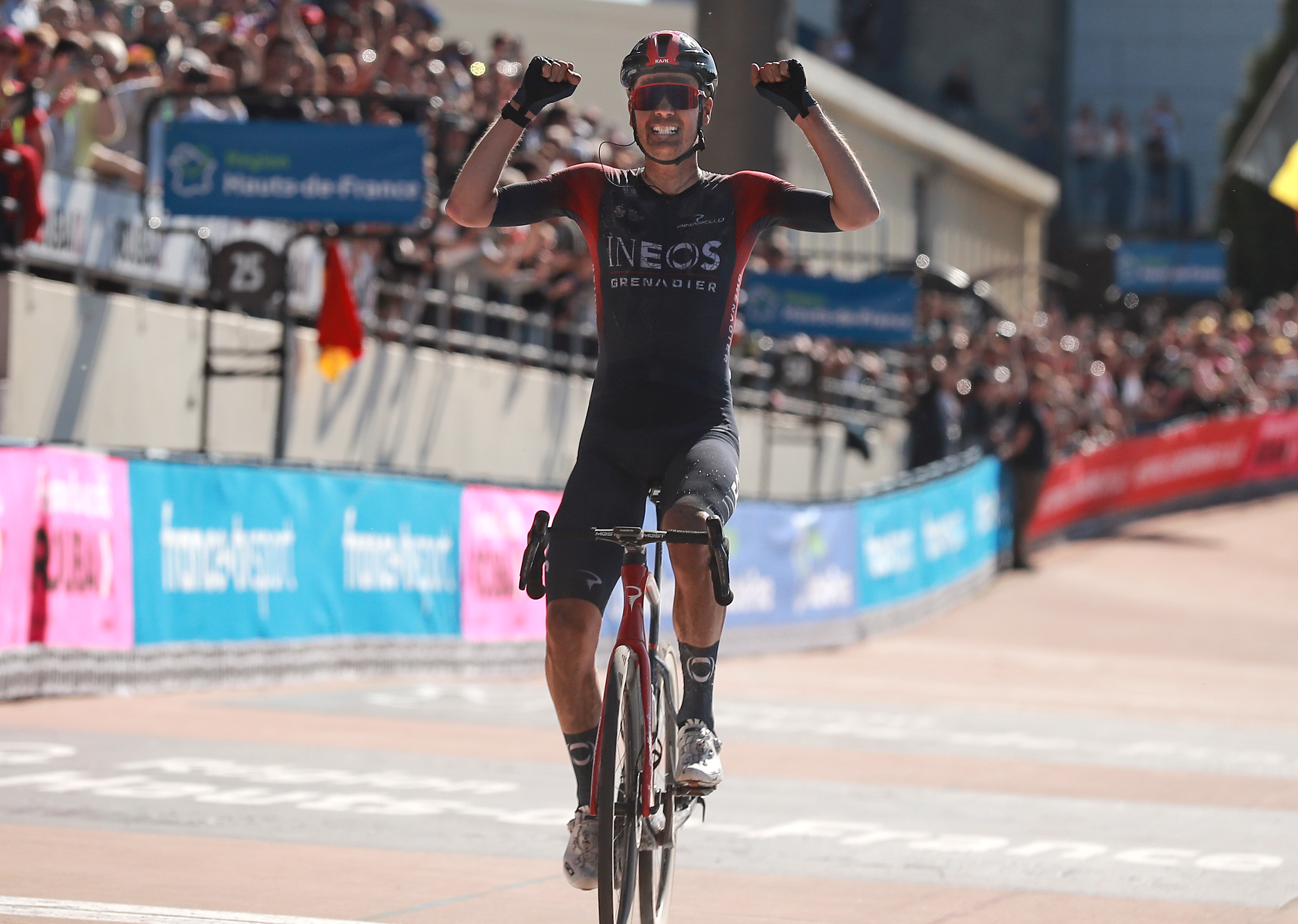 Roubaix (France), 17/04/2022.- Ineos Grenadiers team rider Dylan Van Baarle of the Netherlands cycles past the finish line to win the Paris - Roubaix cycling race in Compiegne, France, 17 April 2022. (Ciclismo, Francia, Países Bajos; Holanda) EFE/EPA/CHRISTOPHE PETIT TESSON