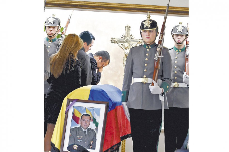 El teniente Mario Vianey Gamboa recibió honores póstumos de la Alcaldía y la Policía.  / Archivo - El Espectador