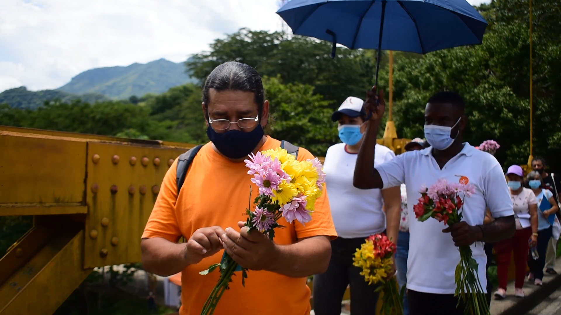Las familias de las víctimas de desaparición que le ofrecieron flores al río Cauca