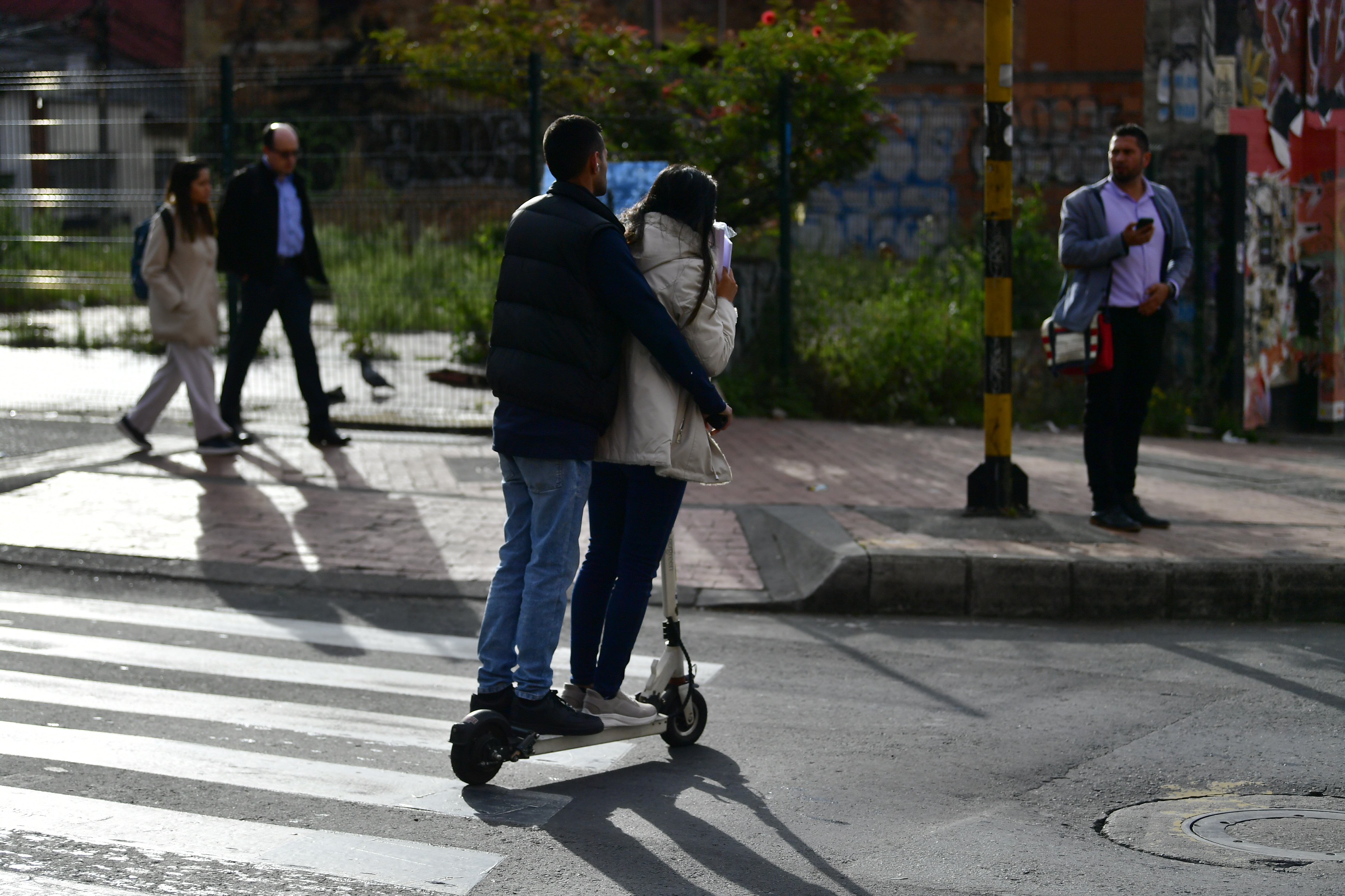 Patinetas y motos eléctricas en la ciclorruta de la carrera séptima