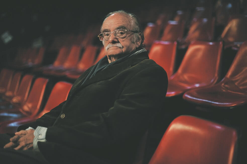 Fuerte aplauso al decano del teatro colombiano