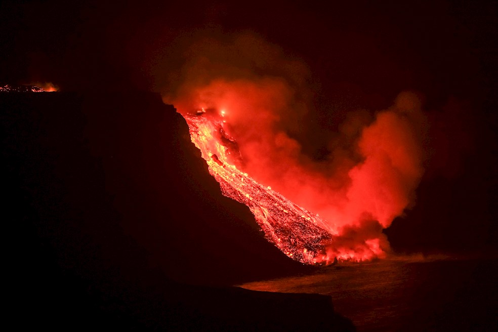 La Palma, la lava del volcán llego al mar