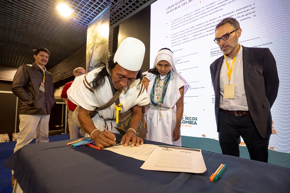 Comunidades indígenas y campesinas, habitantes del Bosque Seco, se sumaron a la petición.Cortesía - Felipe Villegas“Los bosques secos de Colombia son un ecosistema en peligro crítico de colapso, representados por menos del 8% de su cobertura original. Motores de transformación tales como la deforestación, usos de suelo intensificados o inadecuados y degradados, el cambio climático, entre otros, amenazan su sostenibilidad actual y permanencia futura”, aseguraron los firmantes del pacto. “Contienen una diversidad biológica única, pero se encuentran inmersos en paisajes transformados, contextos socio-culturales complejos y diferentes modelos de producción y de gobernanza que determinan su integridad ecológica”. (Puede leer:Indígenas pijaos curan el bosque seco tropical)Por eso, hicieron un llamado a la sociedad colombiana en general, a comunidades y habitantes locales, académicos, sectores productivos, dirigentes políticos, autoridades y a la corporación internacional a fortalecer todas las acciones necesarias para una gestión integral del ecosistema. “Contienen una diversidad biológica única, que junto a condiciones ambientales particulares, generan los procesos ecológicos y servicios ecosistémicos que sustentan la productividad, el desarrollo de los territorios y el bienestar de las comunidades que lo habitan”, explican.