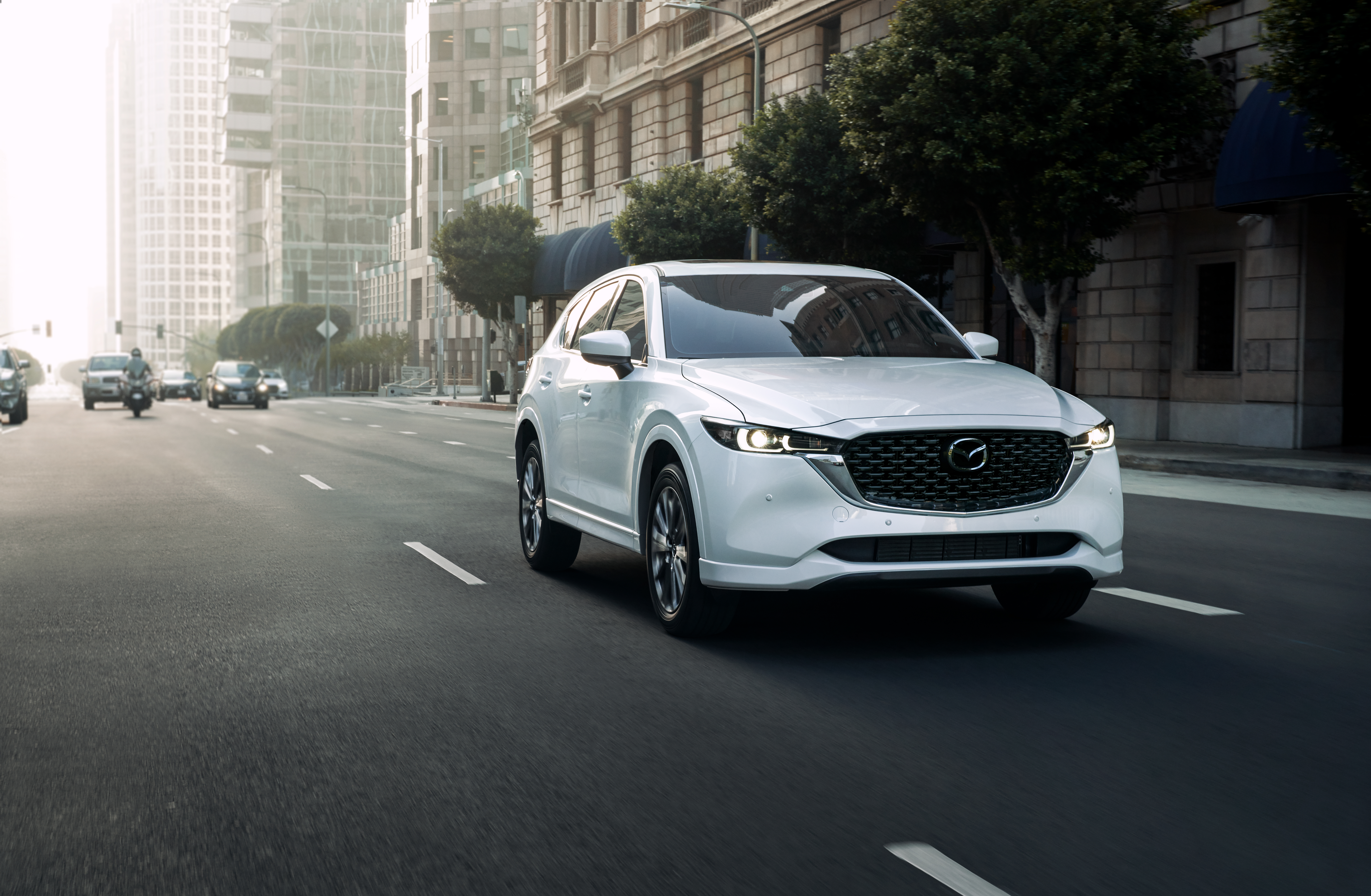 La actualización de Mazda CX-5 incluye cambios estéticos dentro y fuera de su estructura. Uno de ellos es el cambio en la parrilla frontal y el bumper trasero.