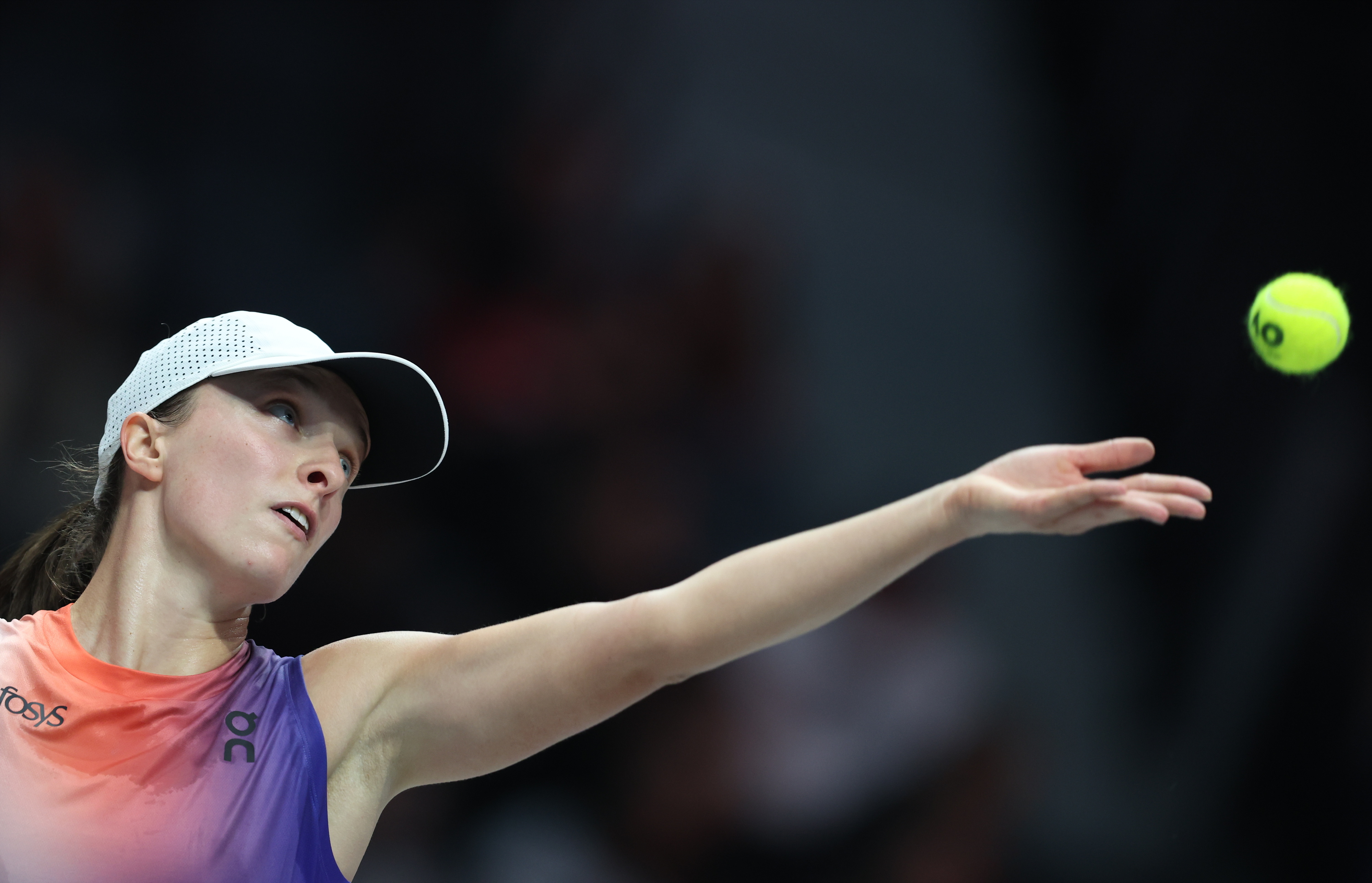 Abu Dhabi (United Arab Emirates), 19/12/2024.- Team Eagles's Iga Swiatek of Poland in action against Team Kites during their World Tennis League women's doubles match in Abu Dhabi, United Arab Emirates, 19 December 2024. (Tenis, Polonia, Emiratos Árabes Unidos) EFE/EPA/ALI HAIDER