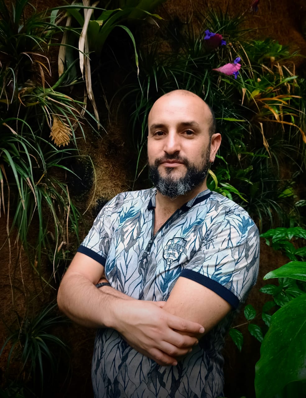 El biólogo colombiano Carlos Alberto Hernández asesoró la serie "Bichos, una verdadera aventura en miniatura", y anteriormente asesoró las series "Wild Choco", "Our Planet" y "Tiny World".