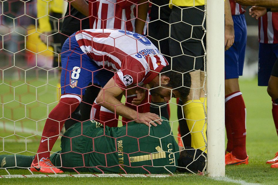 Mourinho dice que Cech fue atropellado y que se perderá el resto de temporada