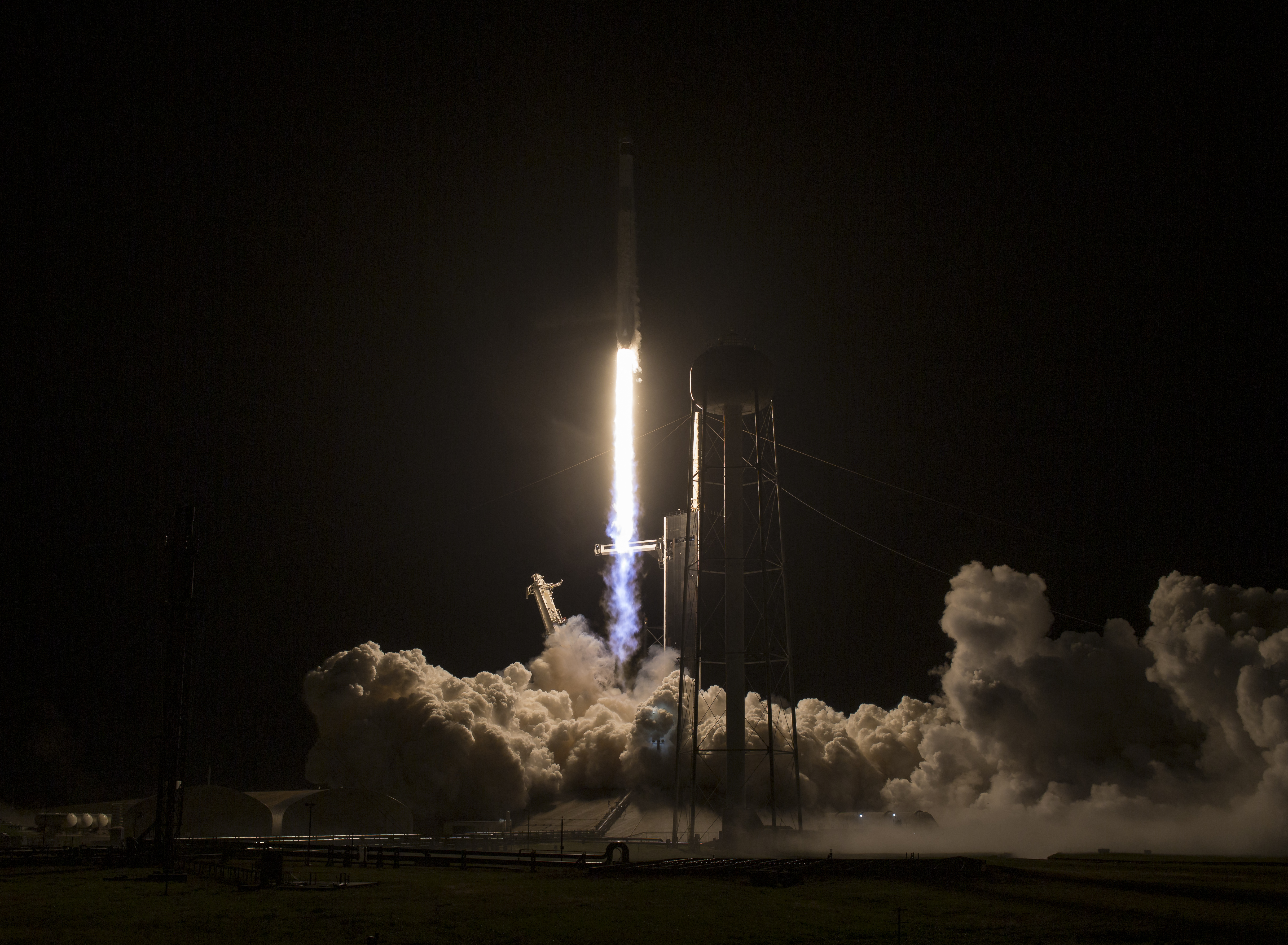 Seis meses en el espacio: cuatro astronautas despegaron en cohete del SpaceX